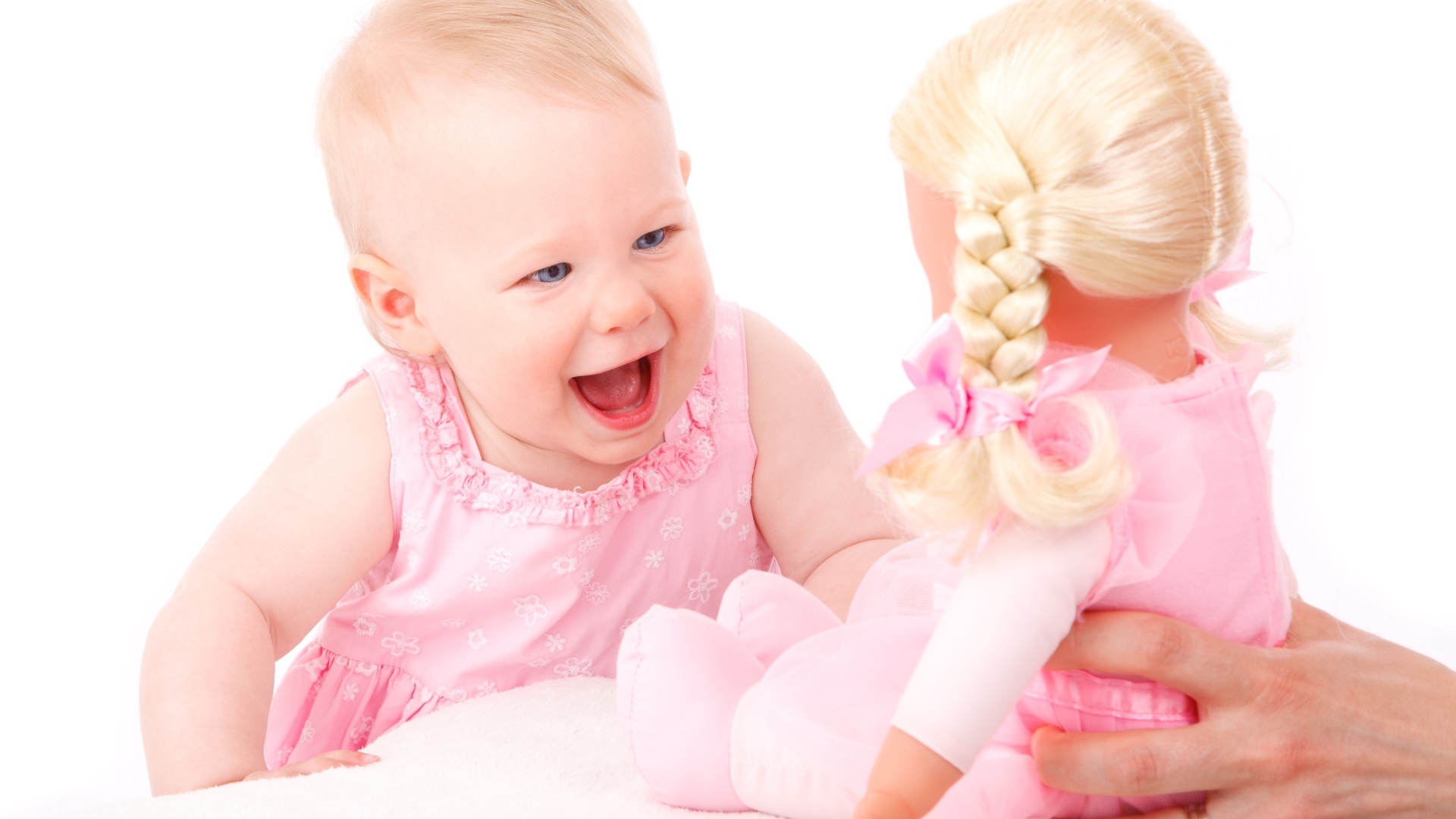 Маленькая улыбающаяся девочка с куклой