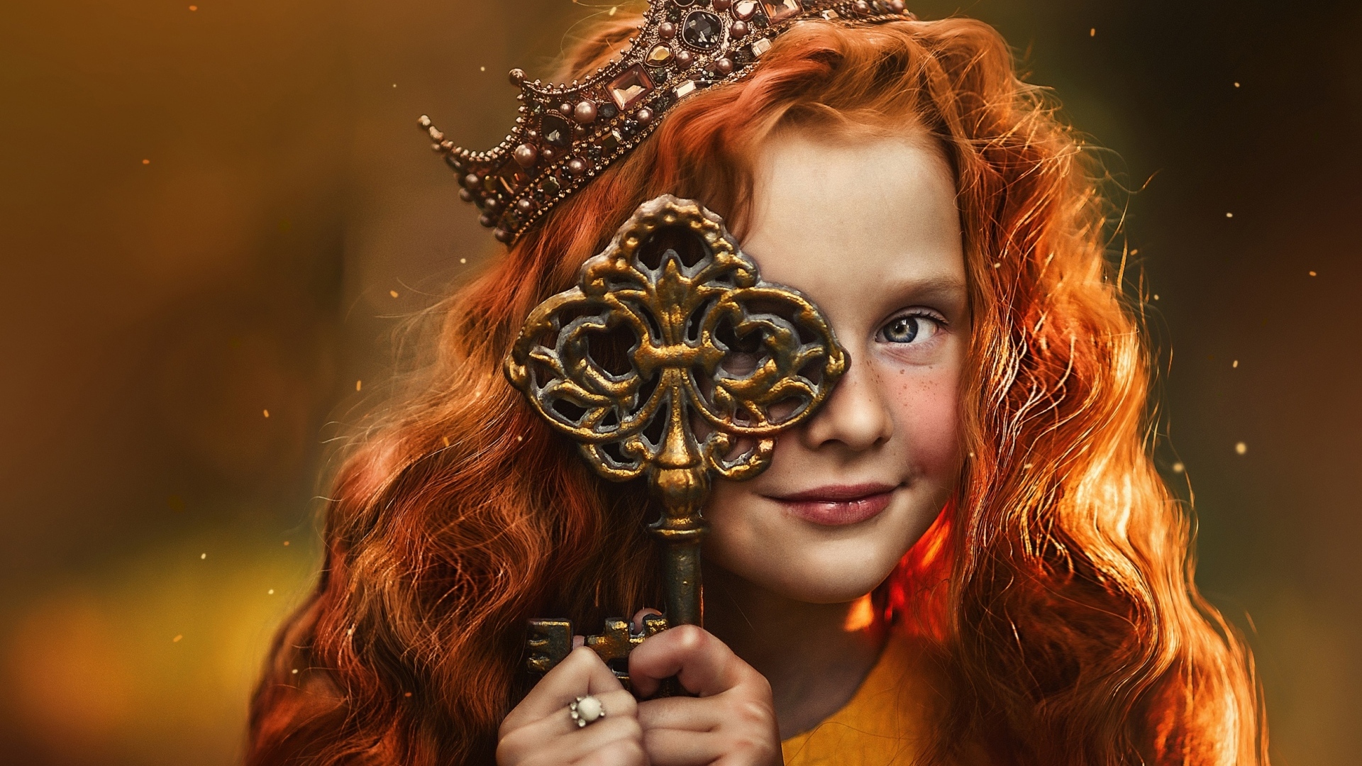 Рыжеволосая девочка с большим ключом