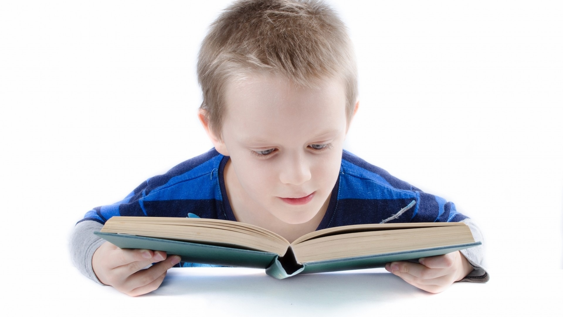 Ученик. Школьник читает. Мальчик читает. Школьник с учебником. Читать мальчик 8 лет
