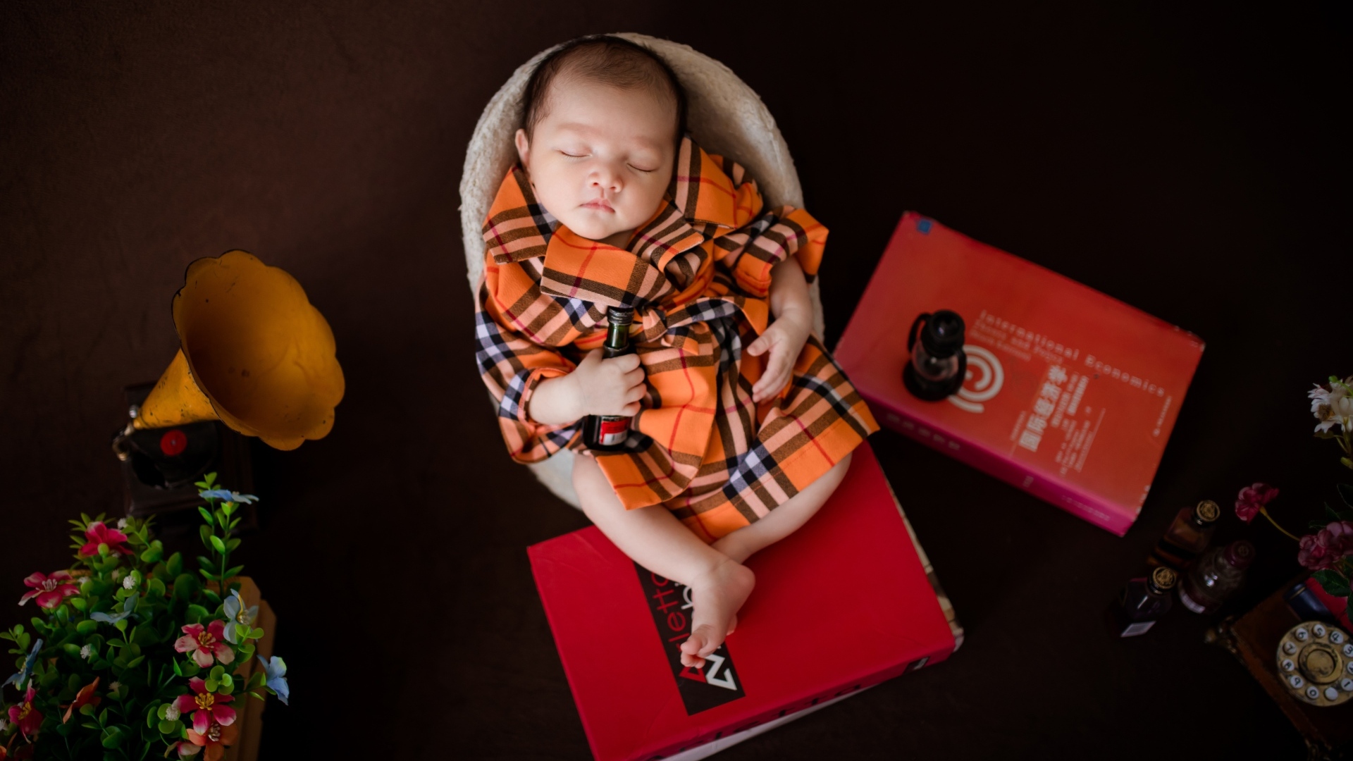 Серьезный спящий новорожденный малыш 