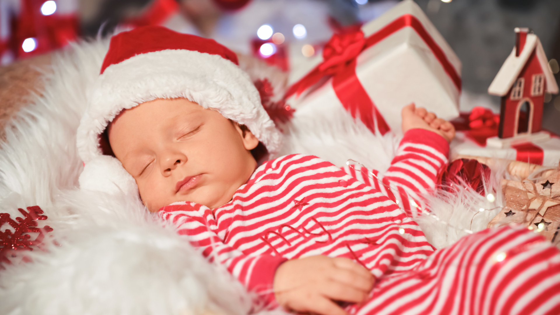 Спящий младенец в новогоднем костюме