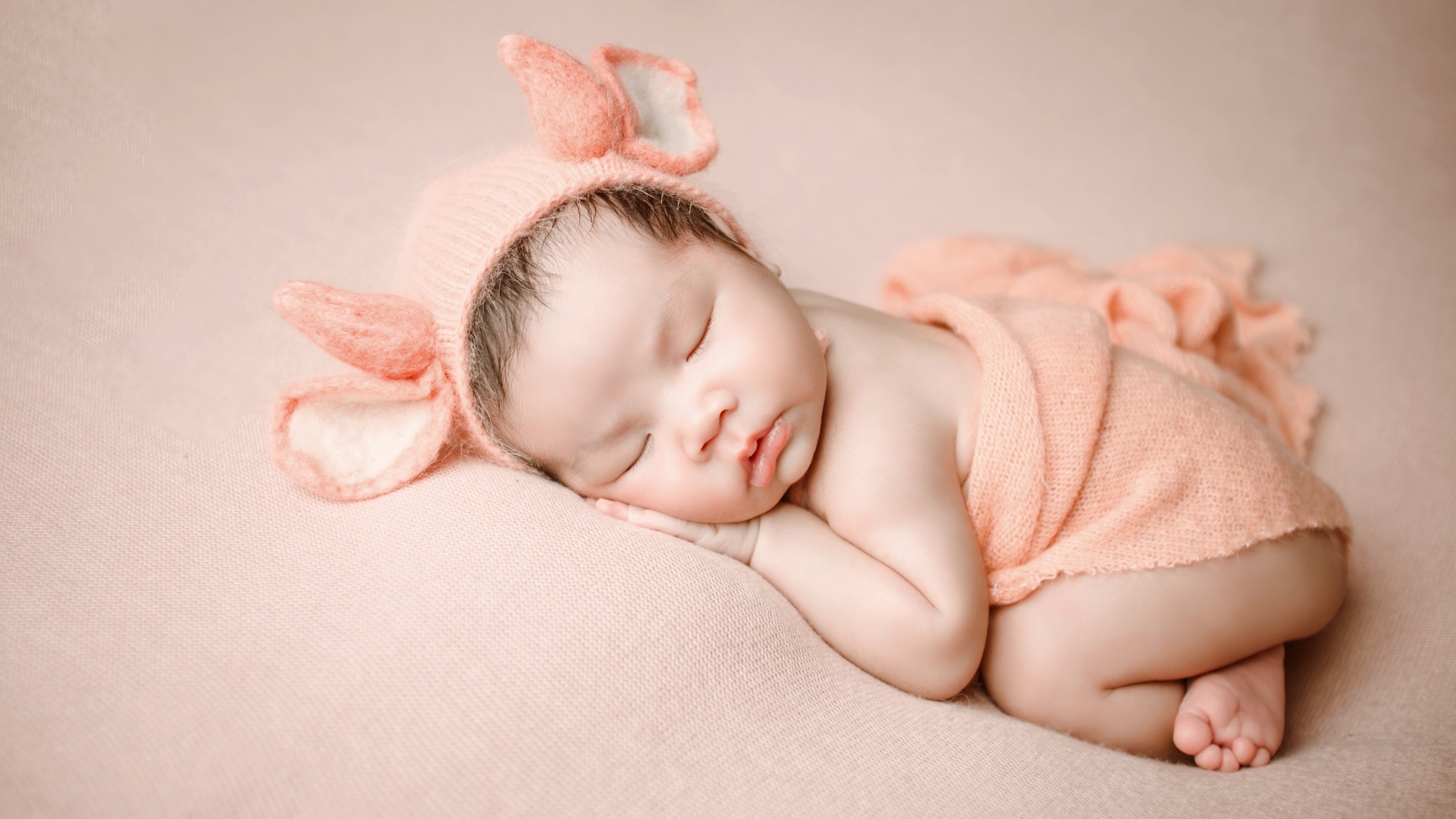 Спящий ребенок в милом костюме