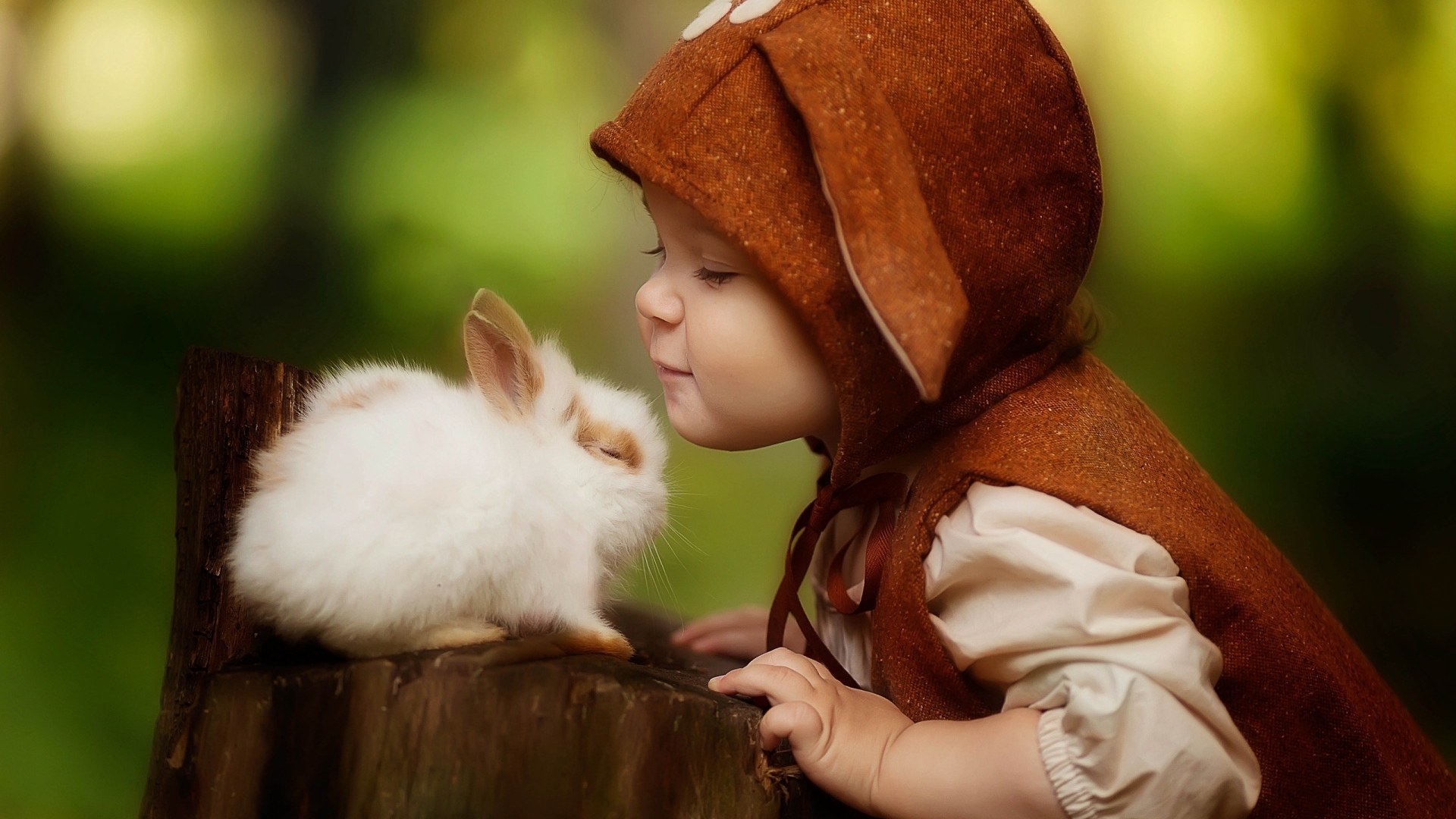 Маленький ребенок с декоративным кроликом