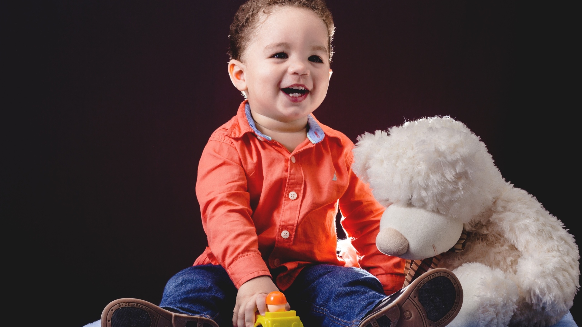 Улыбающийся мальчик с игрушечным медведем