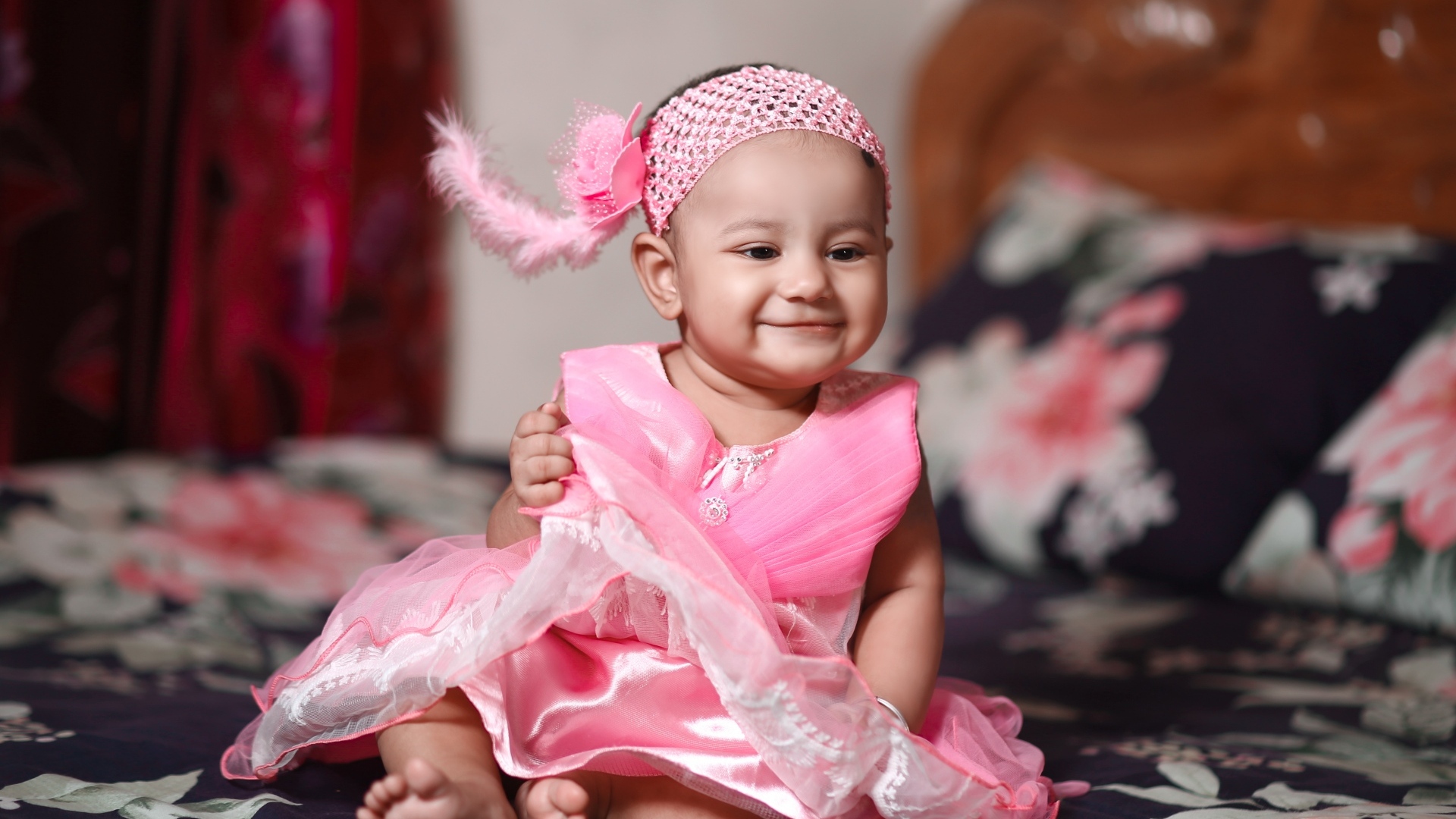 Улыбающаяся девочка в красивом розовом платье