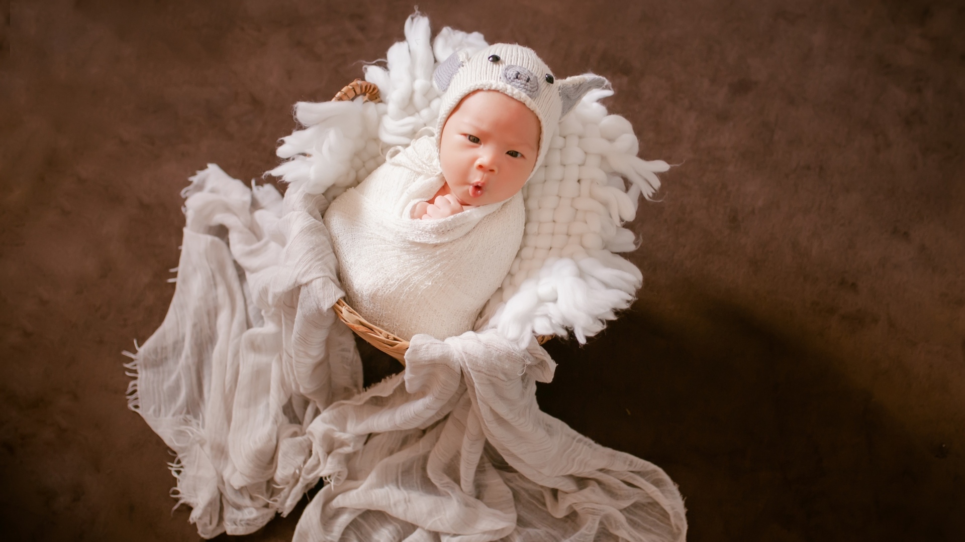 Удивленный новорожденный малыш 