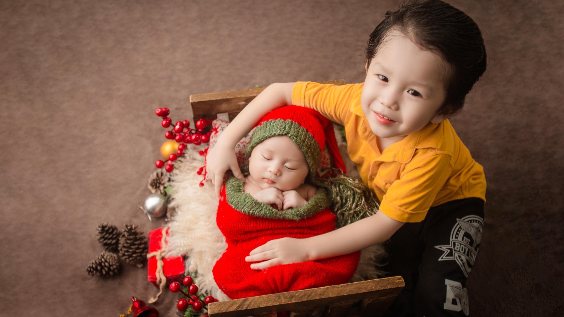 Два маленьких брата на фотосессии