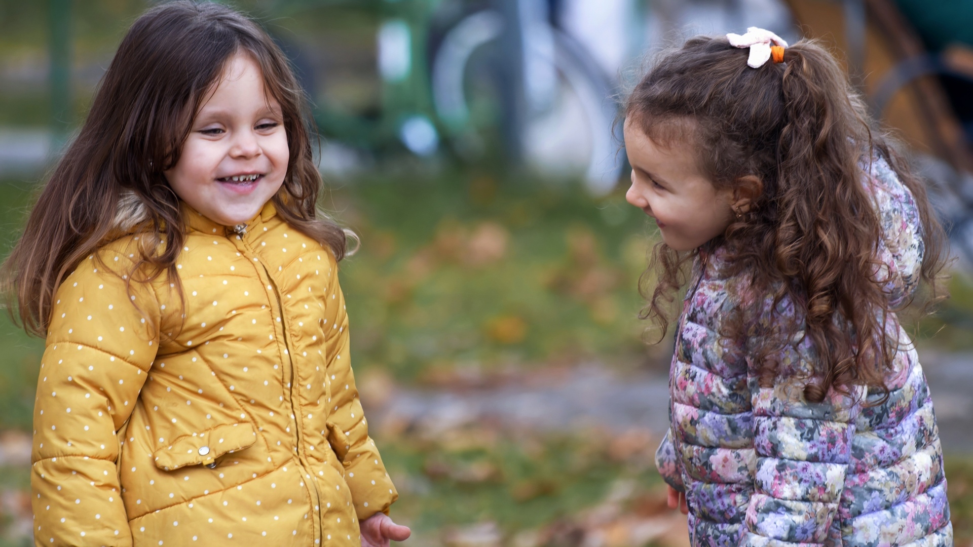 Две маленькие улыбающиеся девочки