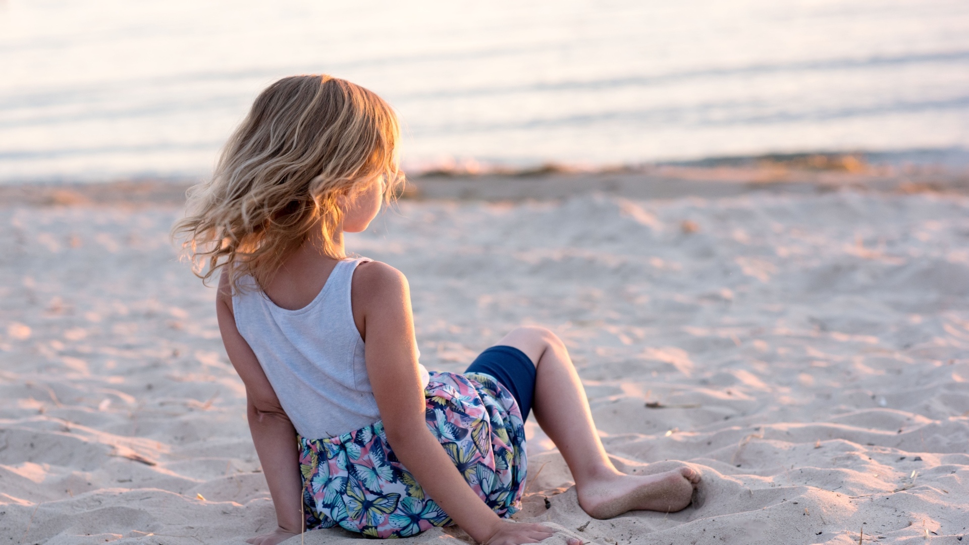 Маленькая девочка смотрит на море