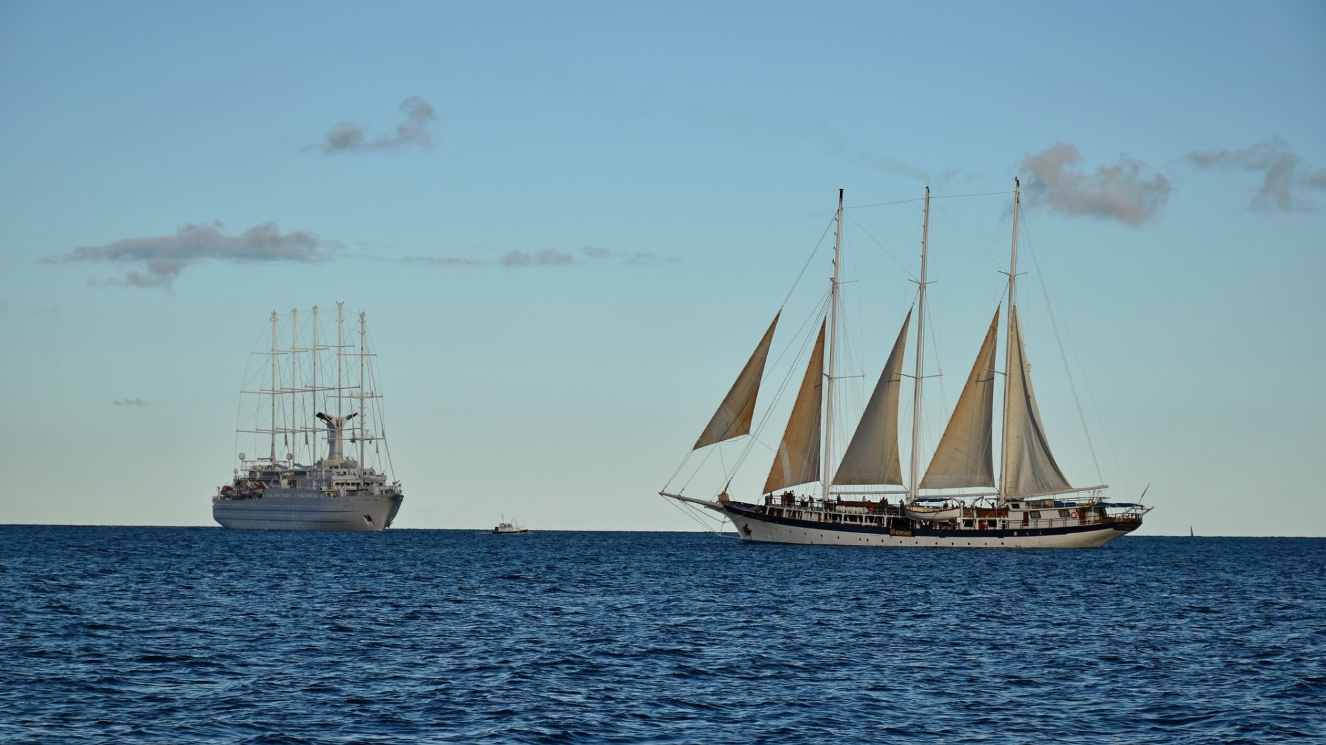 Парусная яхта и корабль в открытом море