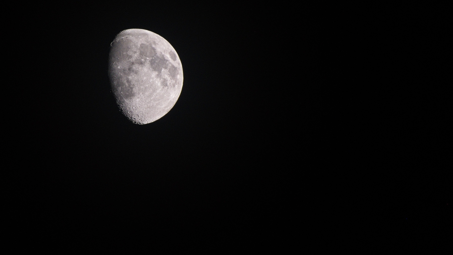 Половина луны в черном небе