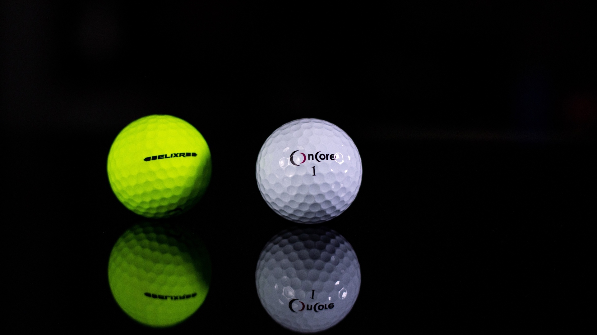 Два мяча для гольфа на черном фоне
