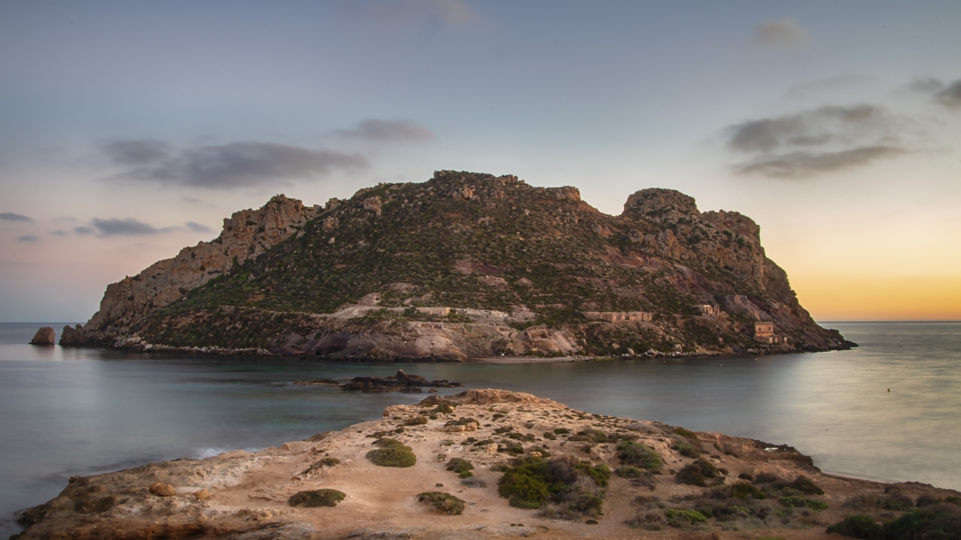 Красивый вид на скалу в море, Исландия