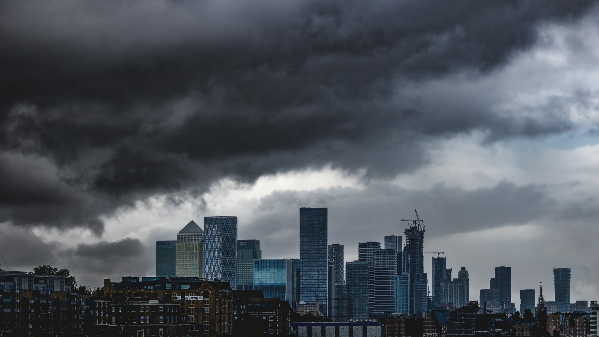 Черные облака над небоскребами города