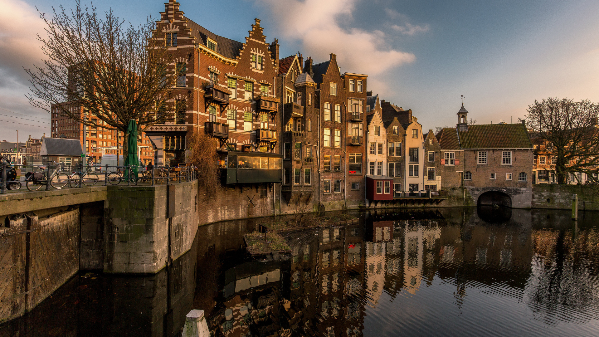 Дома стоят у водного канала, Роттердам, Голландия