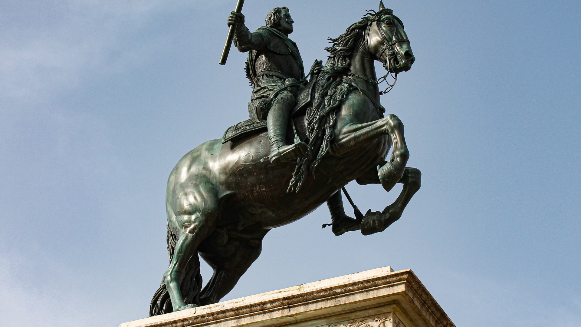 Статуя всадник на коне крупным планом