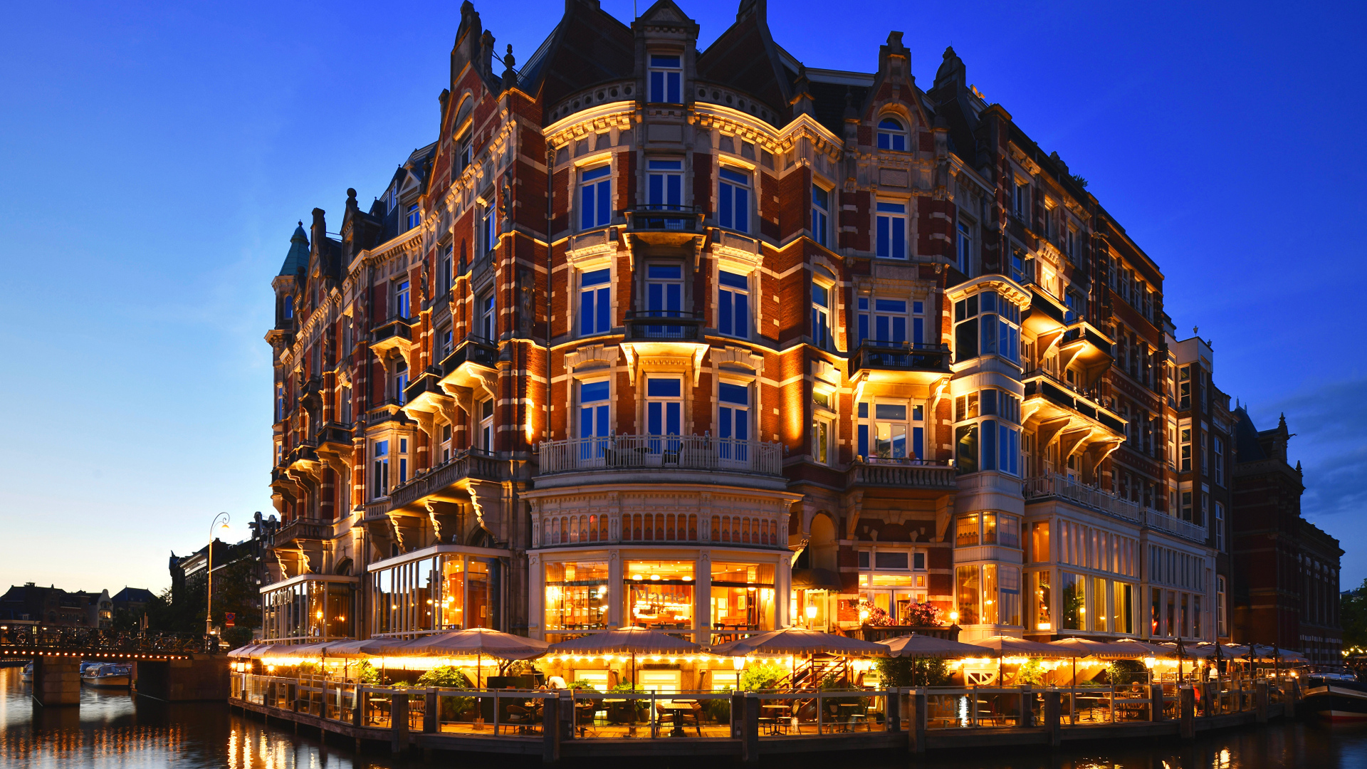 Красивое здание отеля Hotel De L'Europe, Париж