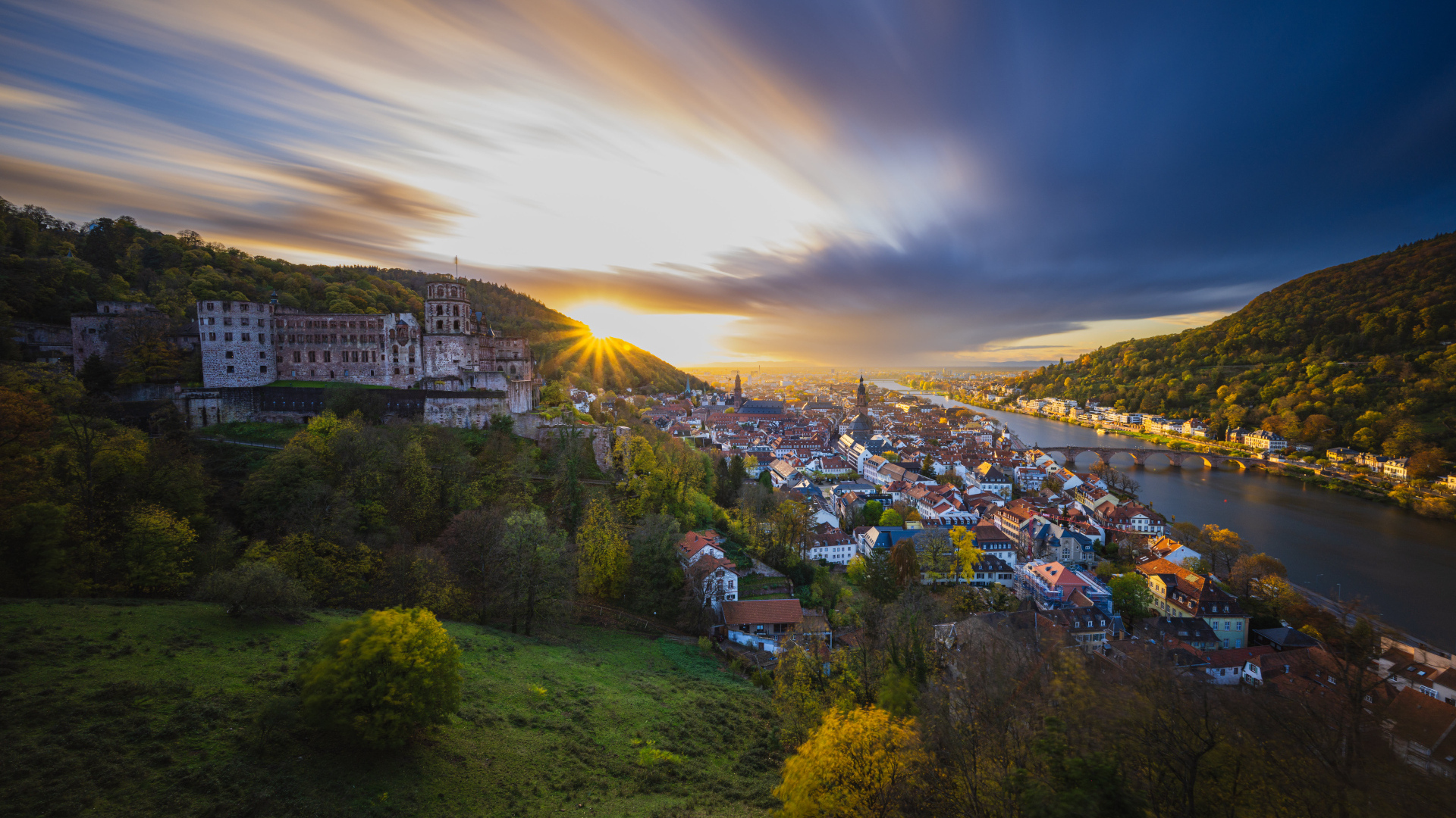 Вид сверху на город у реки на рассвете, Германия