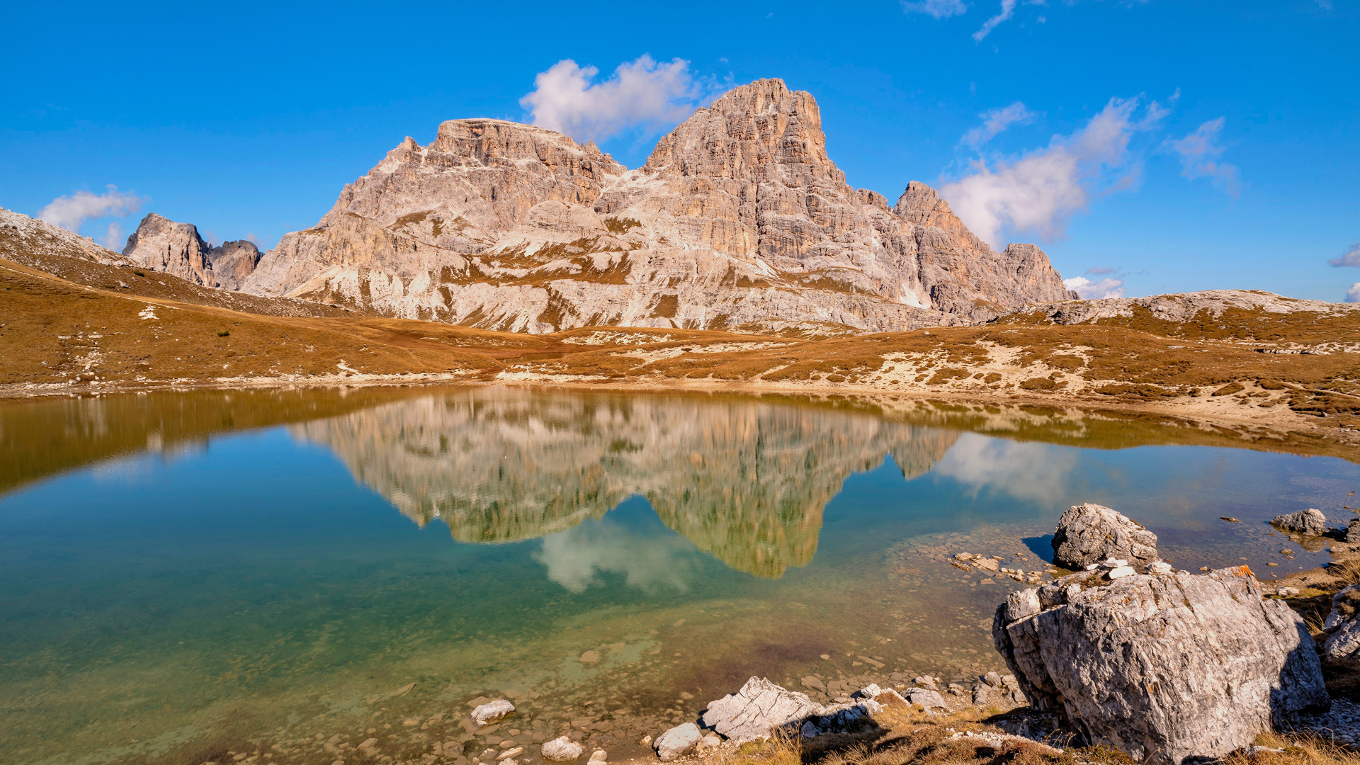 Скала отражается в воде, Италия