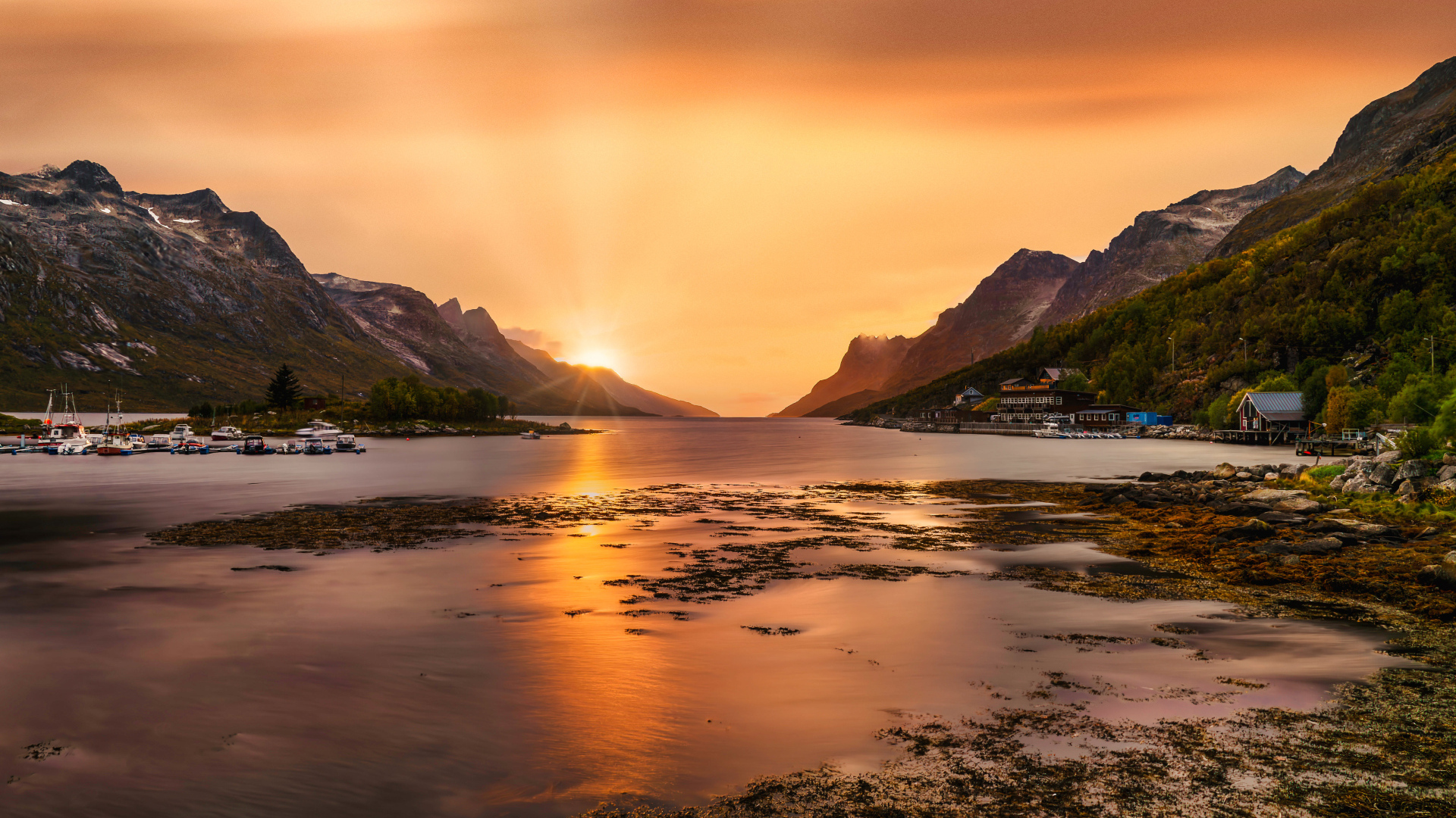Яркое солнце в горах над заливом, Норвегия