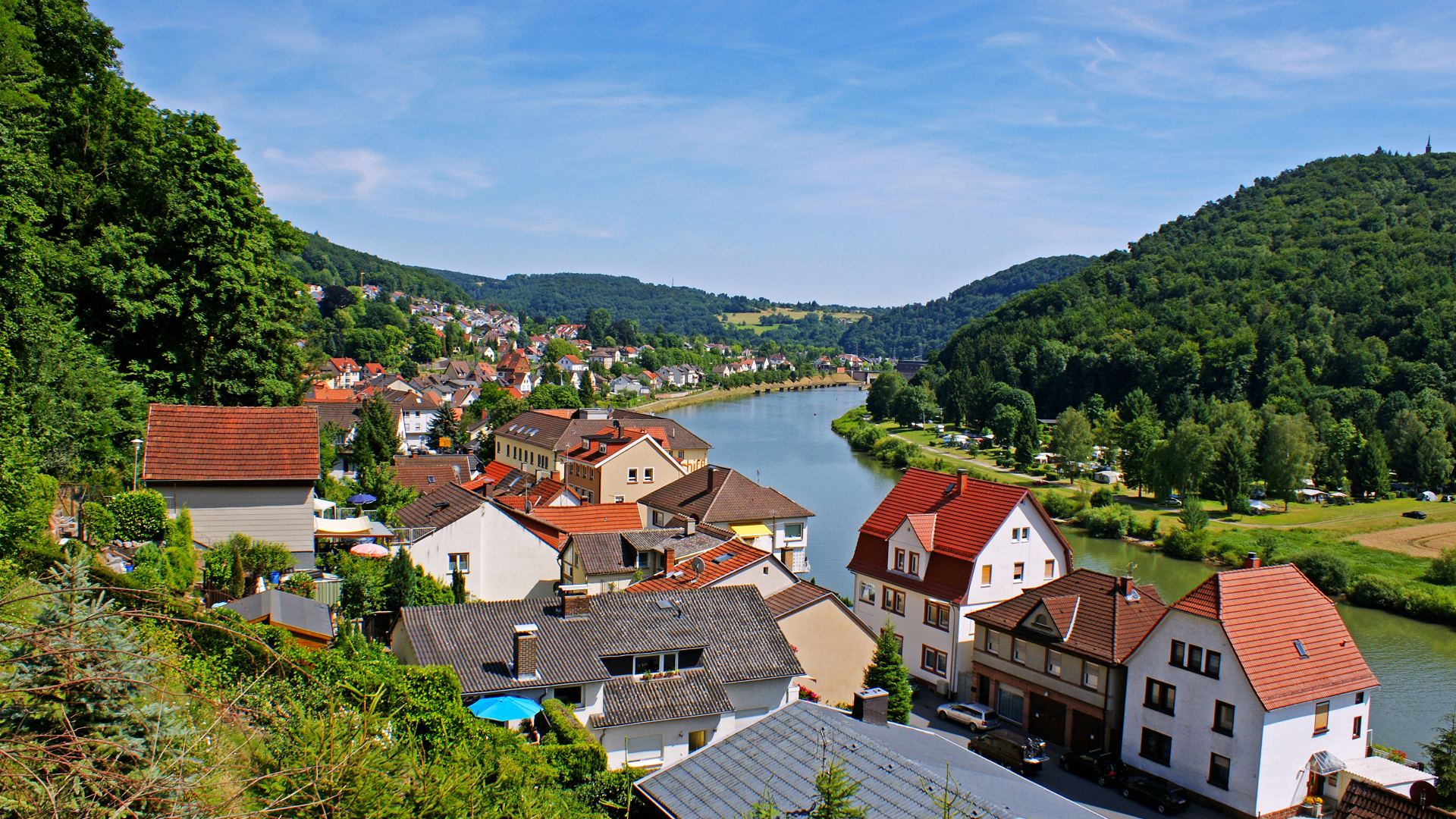 Дома у реки в городе Неккарштайнах, Германия