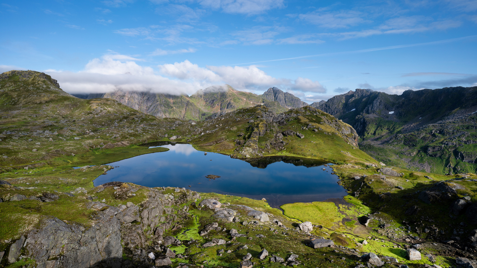 Вид на озеро и покрытые зеленью горы, Норвегия