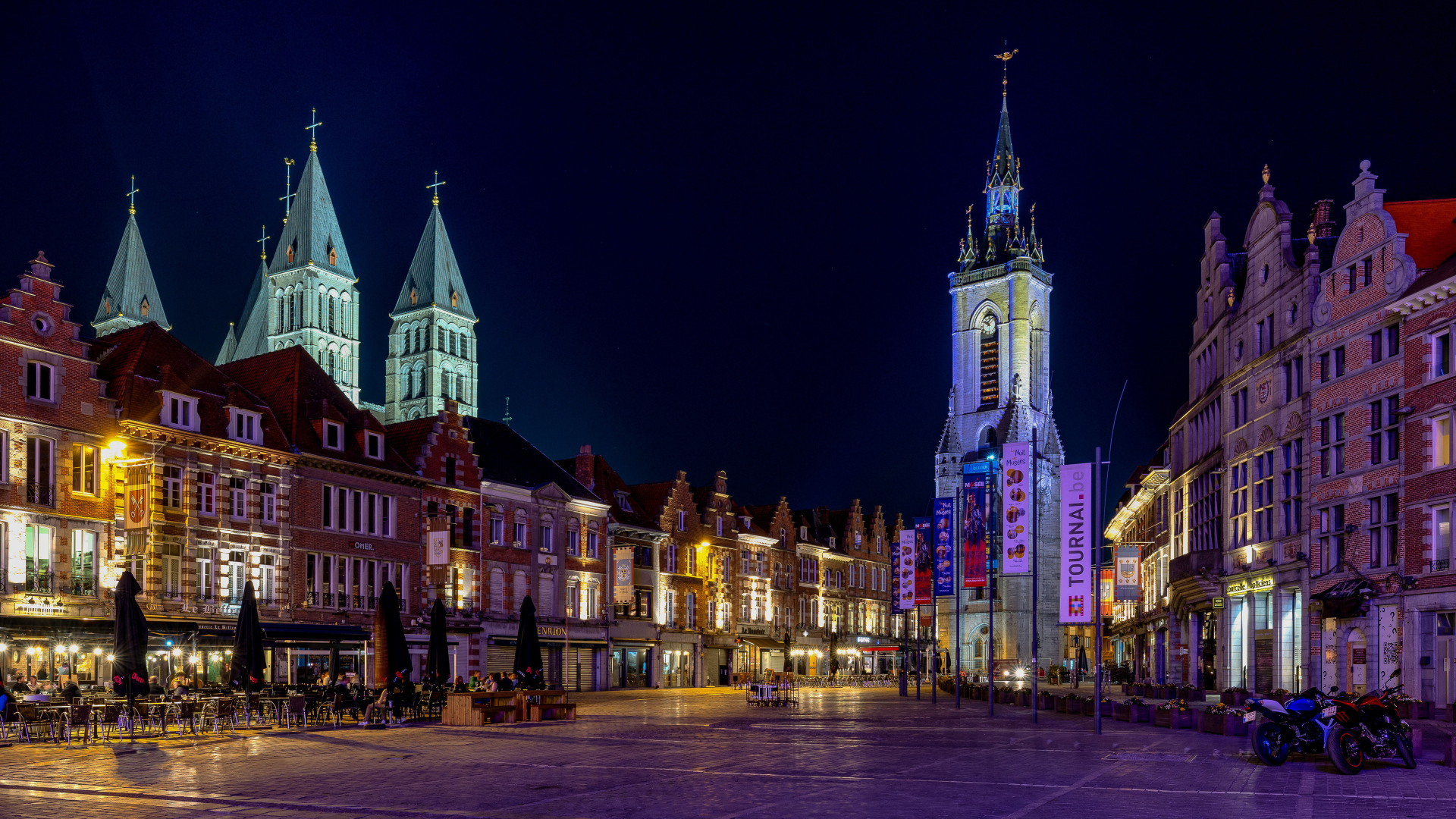 Старинные дома на ночной улице, Бельгия