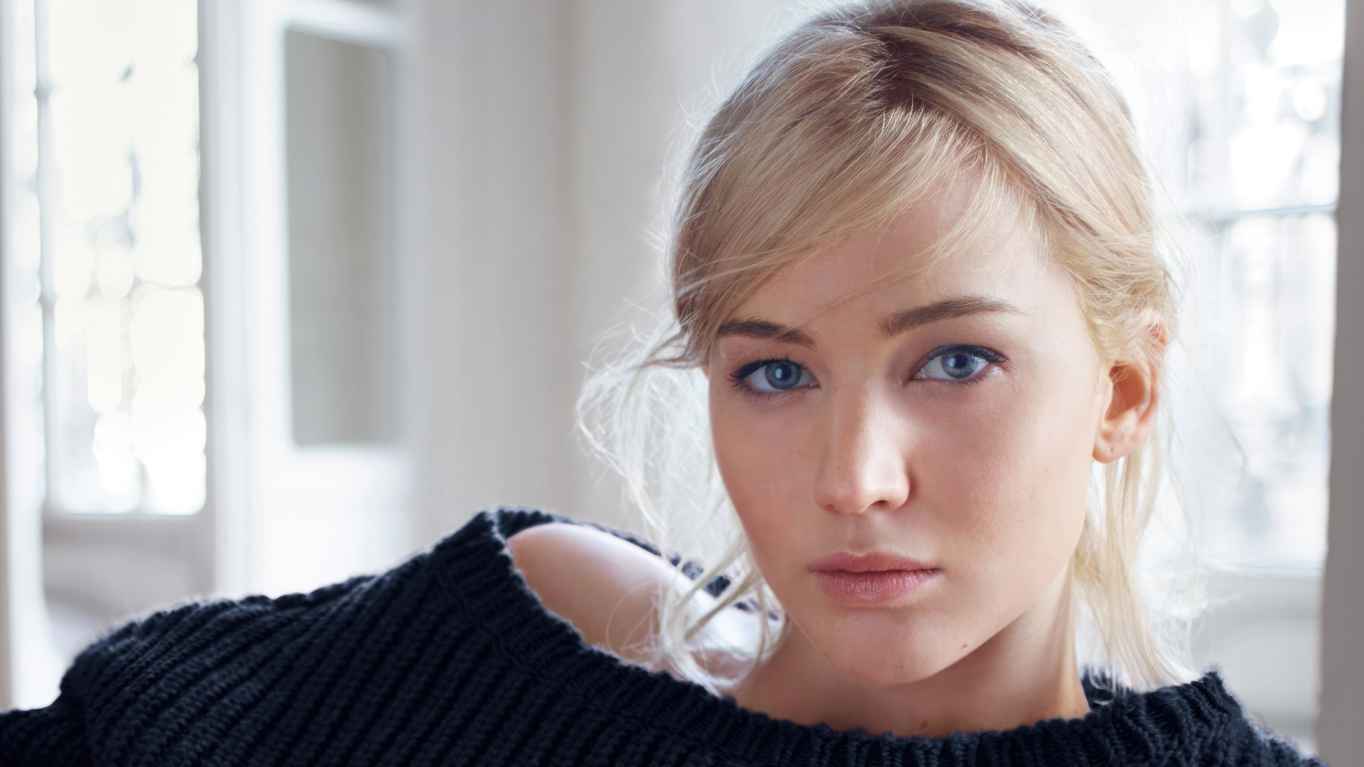 Внимательный взгляд актрисы Дженнифер Лоуренс