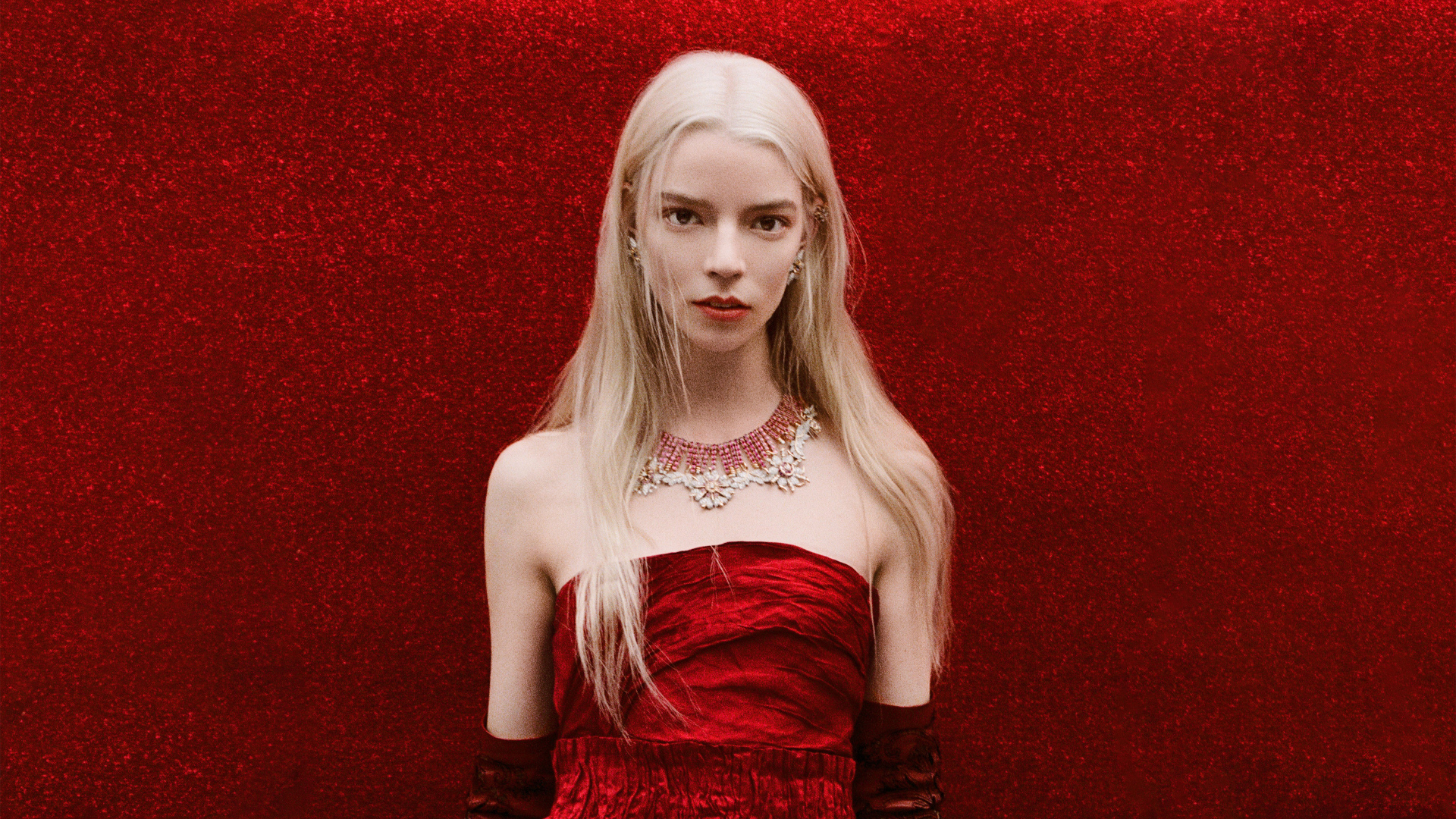 Актриса Аня Тейлор-Джой на красном фоне