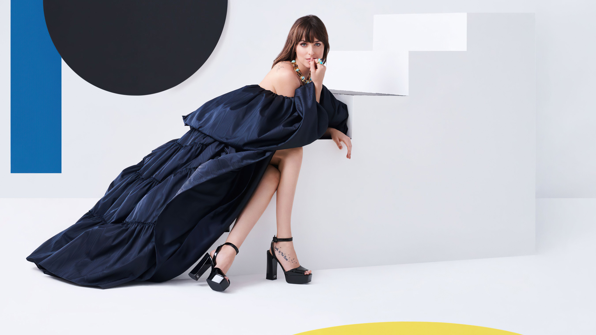 Актриса Дакота Джонсон в красивом черном платье