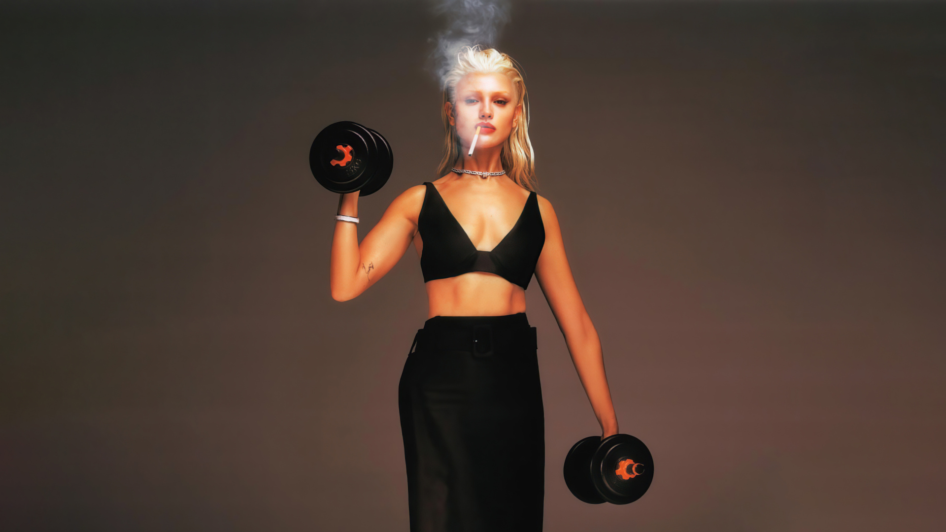 Актриса Эйса Гонсалес с гантелями в руках