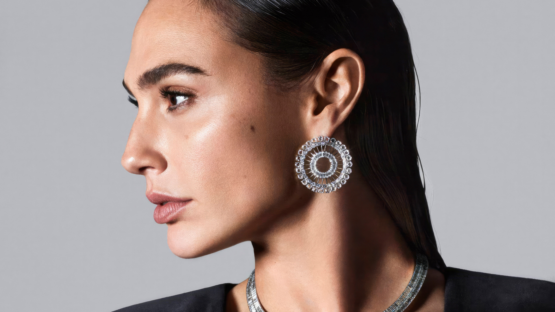 Красивые серьги у актрисы Галь Гадот