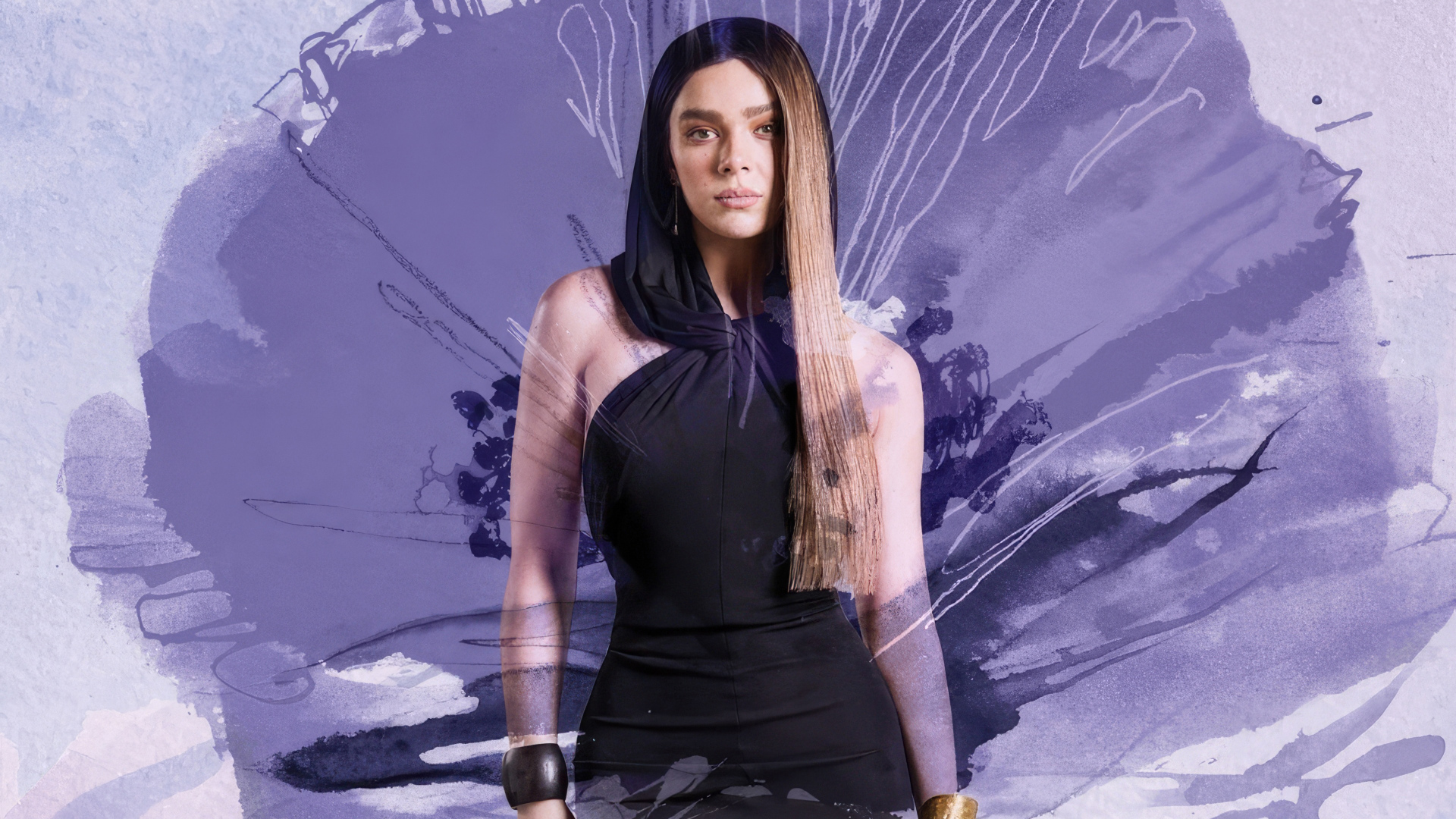 Актриса Хейли Стайнфелд на фоне рисунка на стене