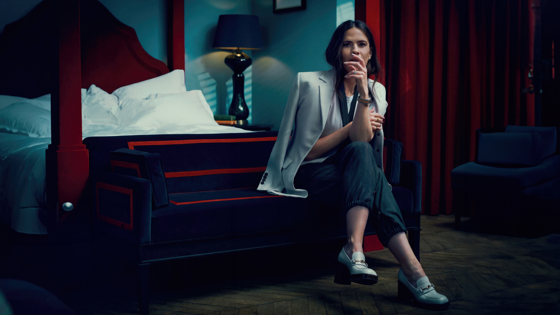 Актриса Хейли Этвелл сидит на кровати