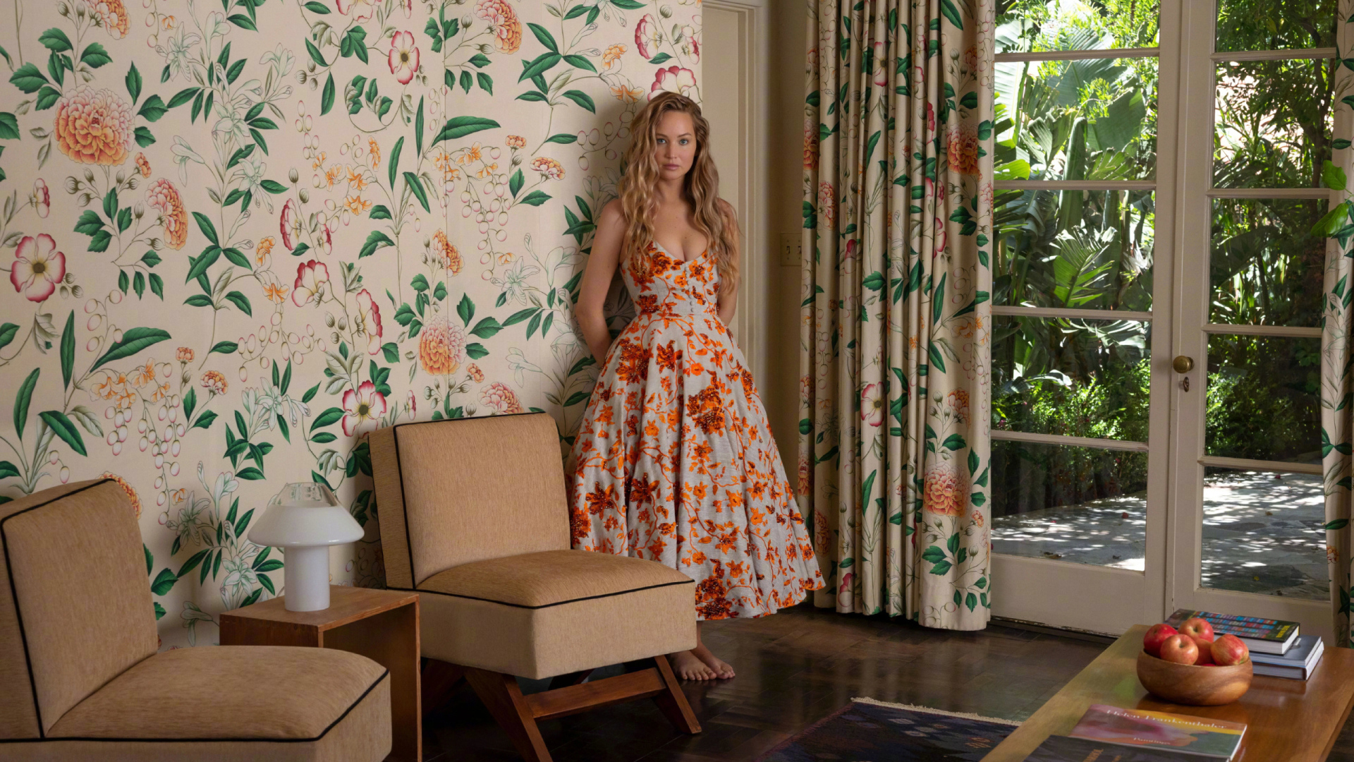 Актриса Дженнифер Лоуренс в красивом платье в комнате