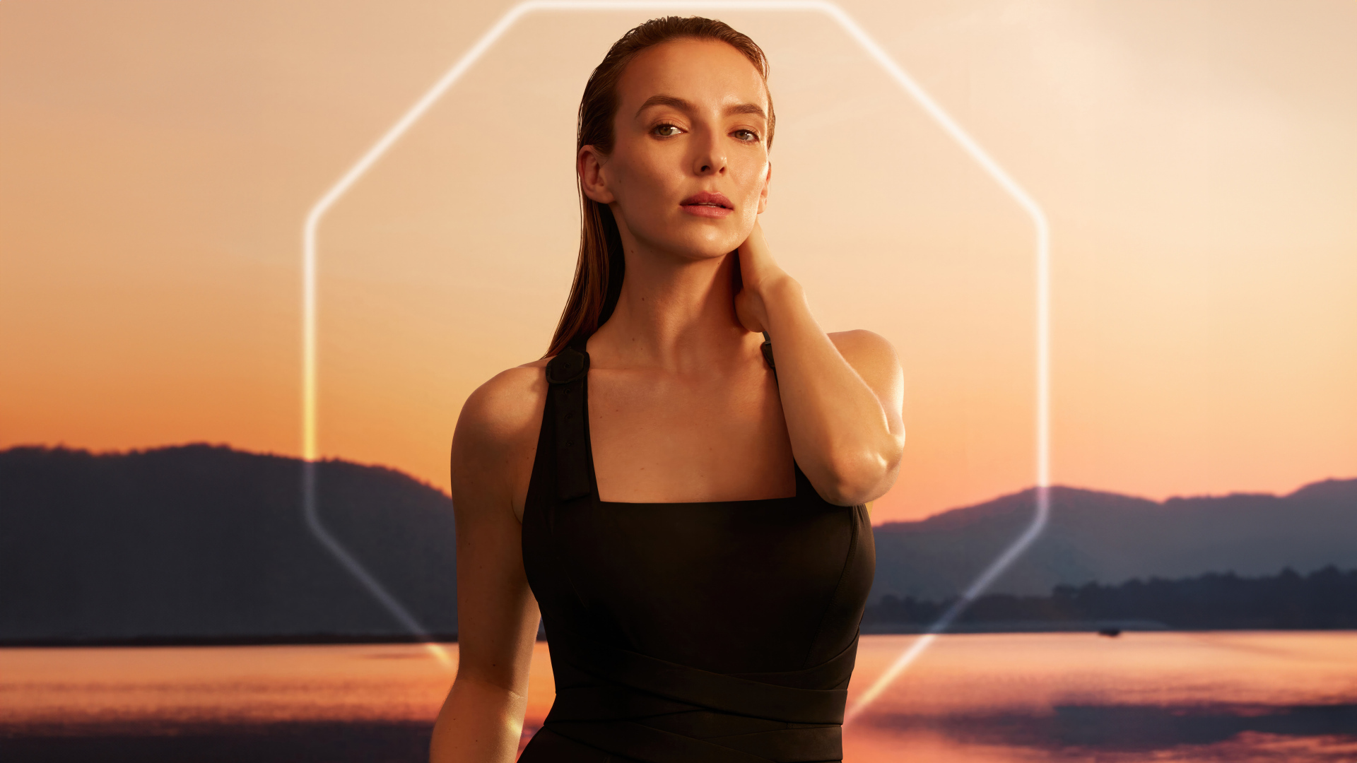 Актриса Джоди Комер в черном платье