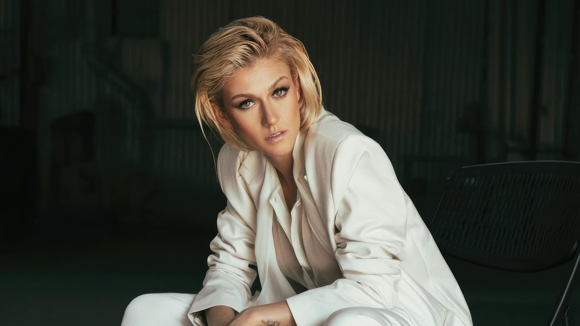 Актриса Кэтрин Макнамара в белом костюме