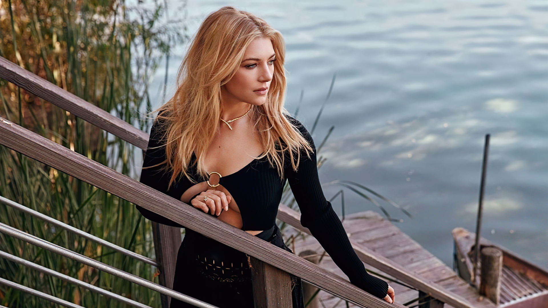 Актриса Кэтрин Винник стоит на мосту