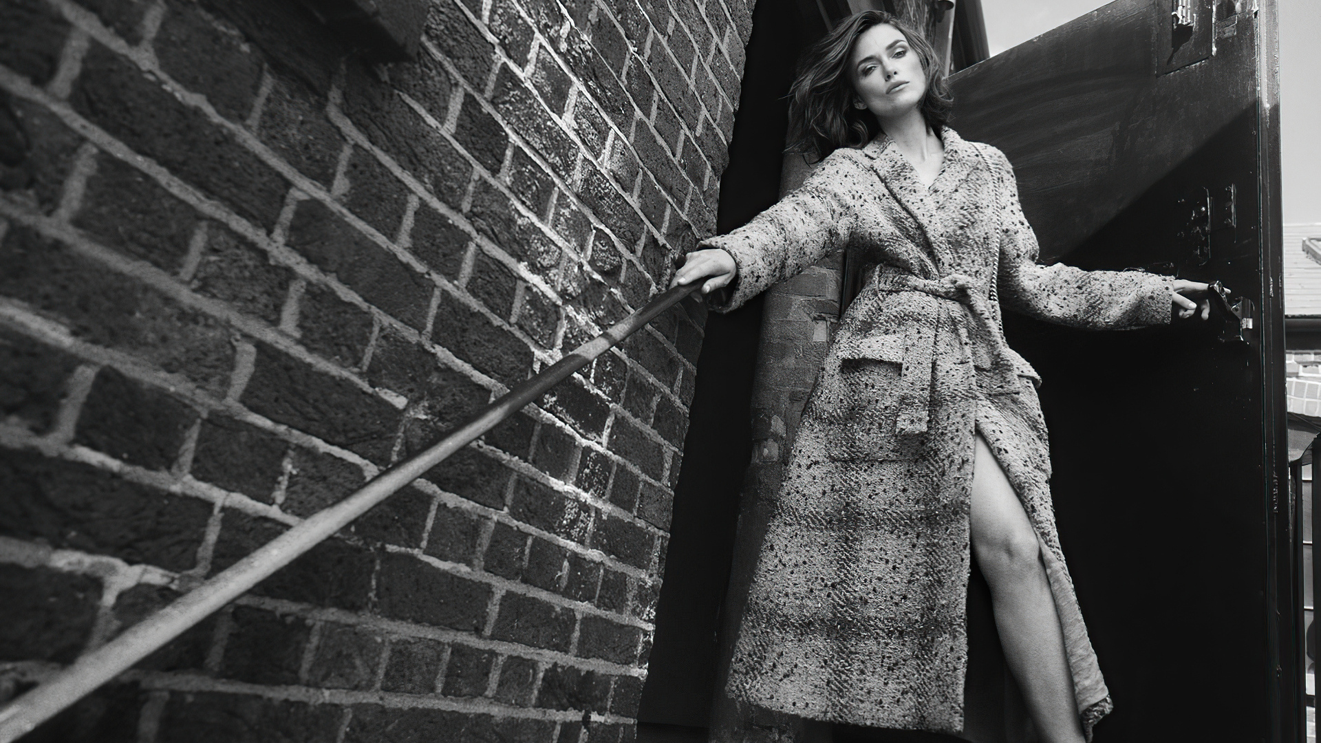 Актриса Кира Найтли в пальто у стены