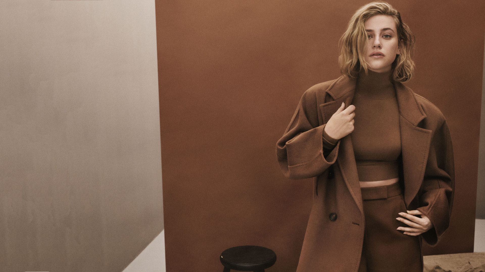 Актриса Лили Рейнхарт в коричневом пальто