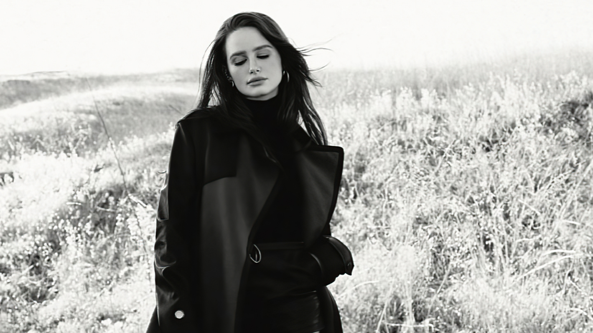 Актриса Мэделин Петш в черном пальто