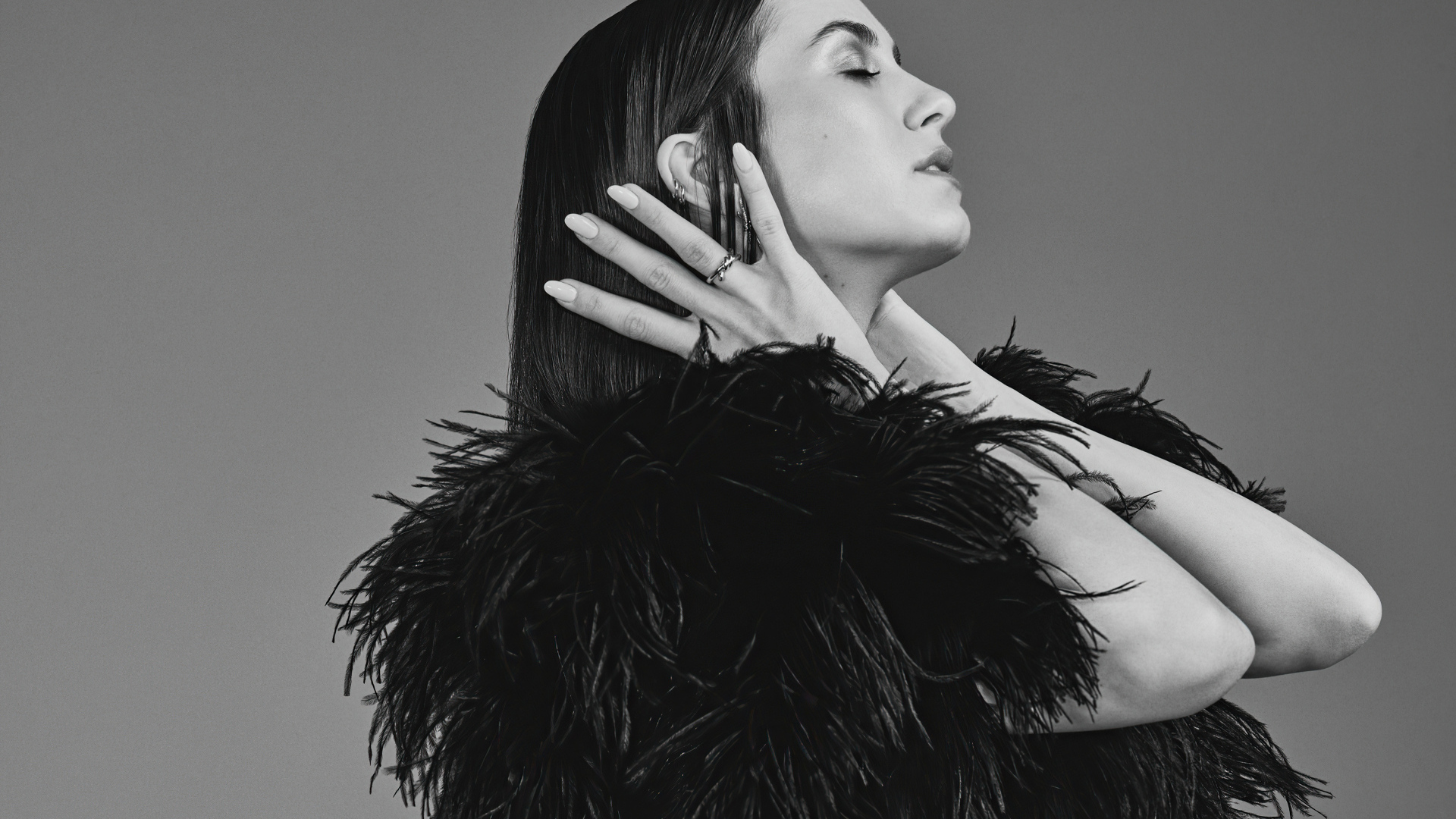 Актриса Мод Апатоу в черном платье на сером фоне