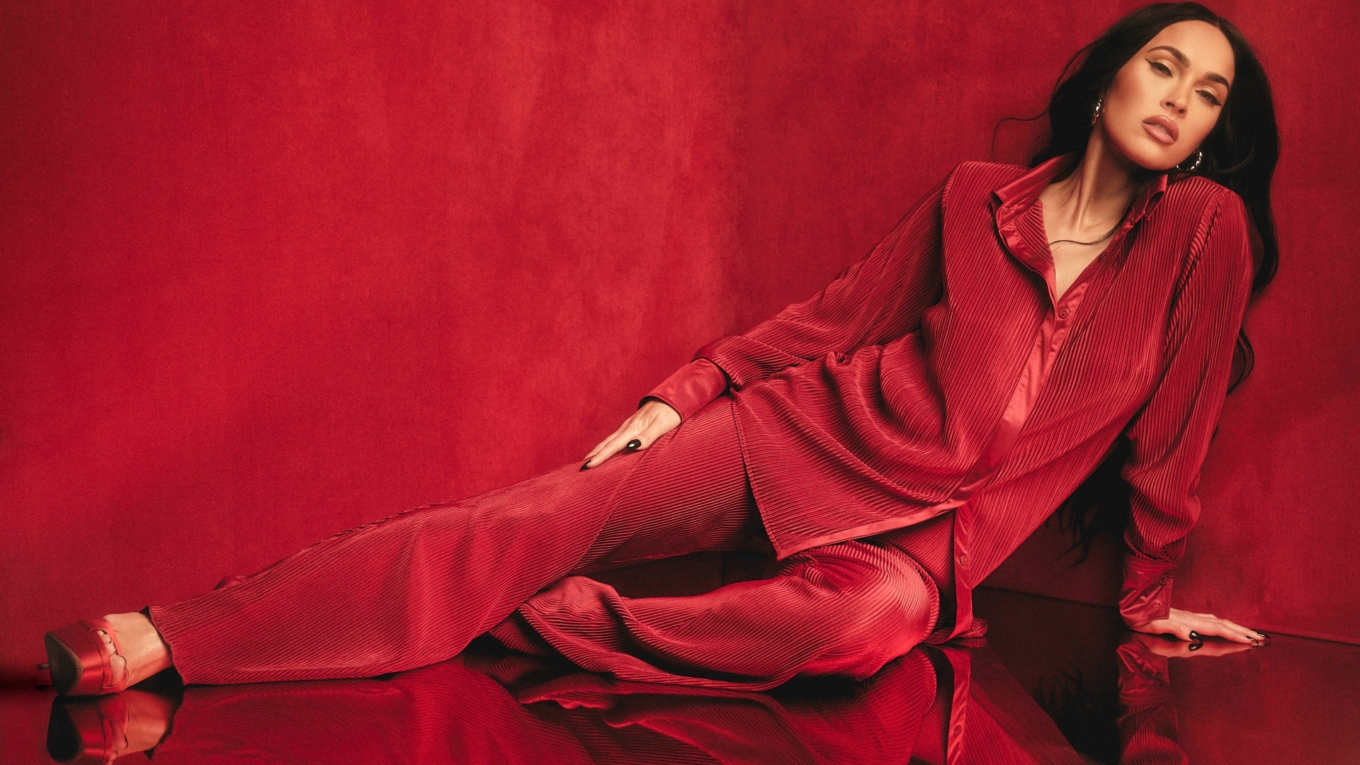 Актриса Меган Фокс в красном костюме