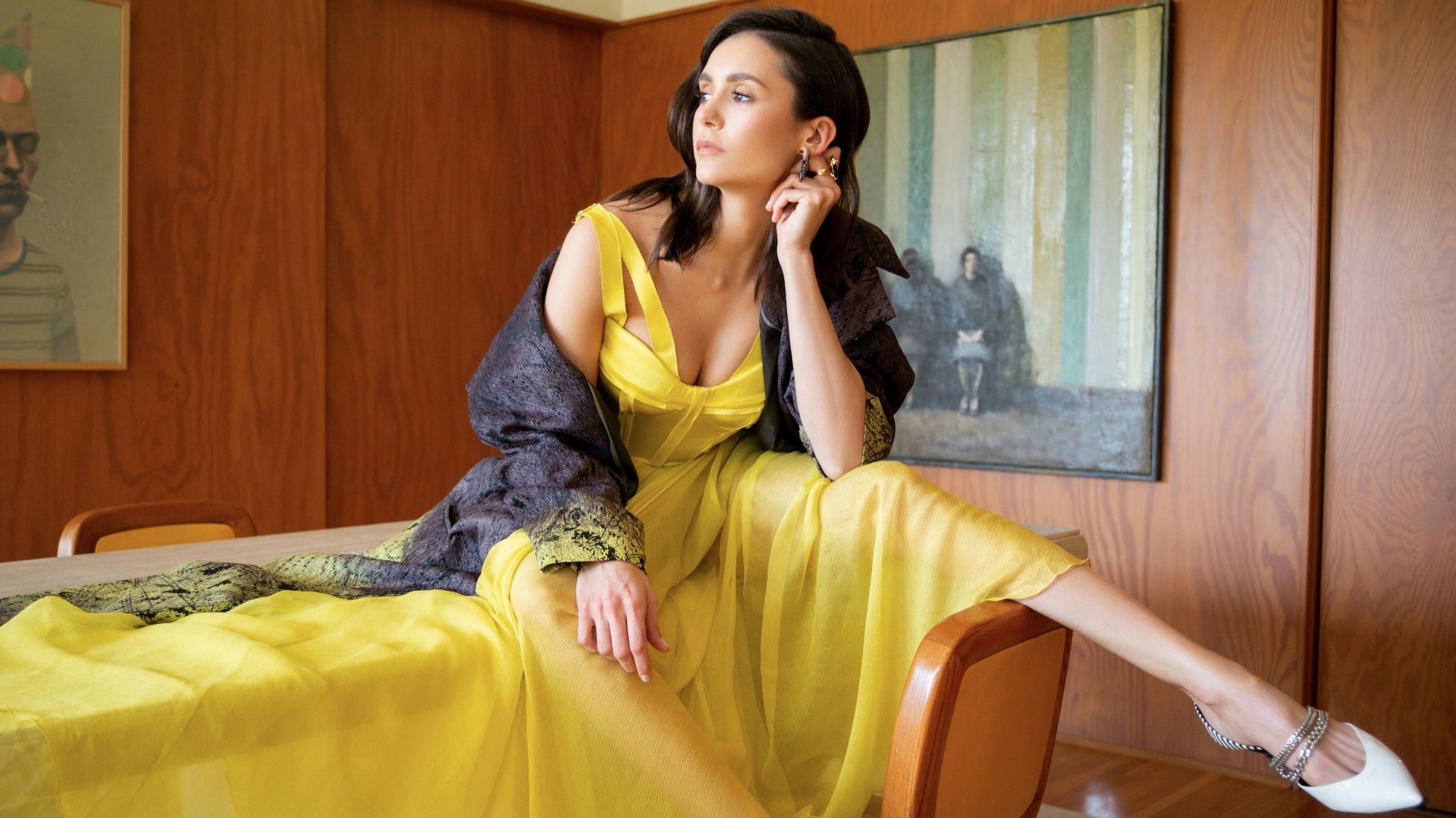 Актриса Нина Добрев в желтом платье