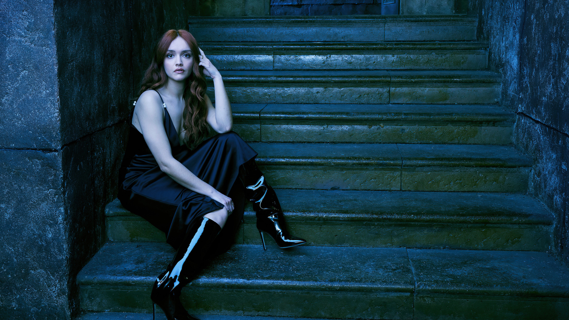 Актриса Оливия Кук сидит на ступеньках