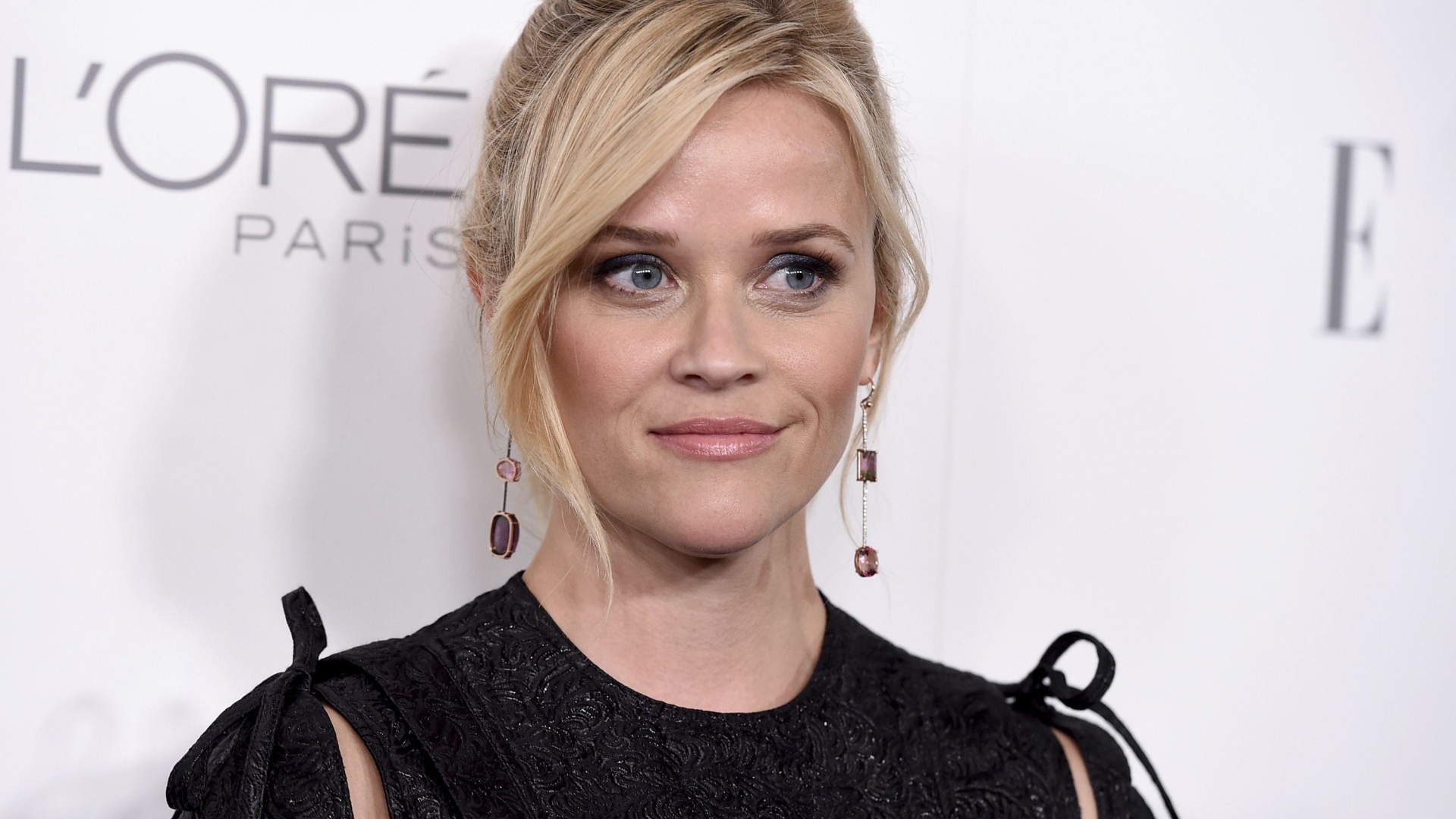 Актриса Риз Уизерспун в черном платье у стены