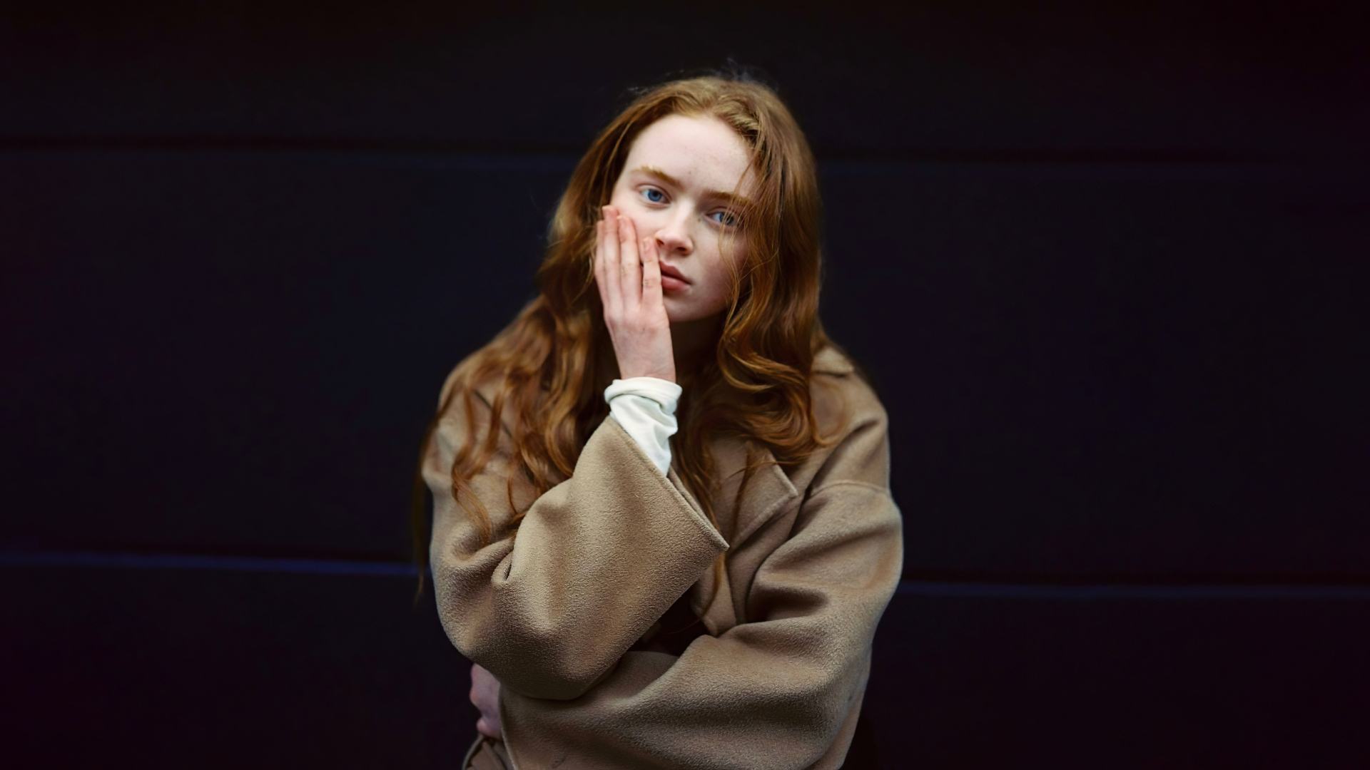 Актриса Сэди Синк на черном фоне