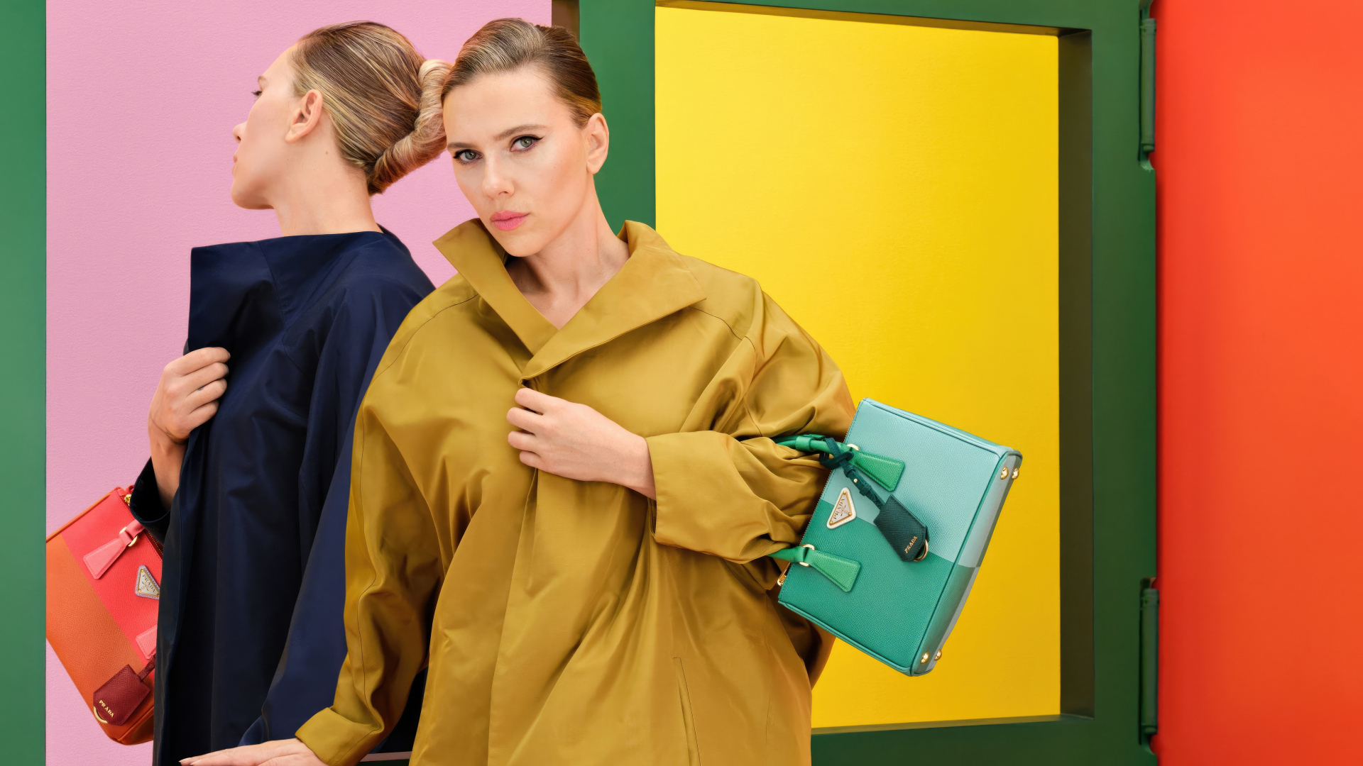 Актриса Скарлетт Йоханссон в пальто с сумкой Прада