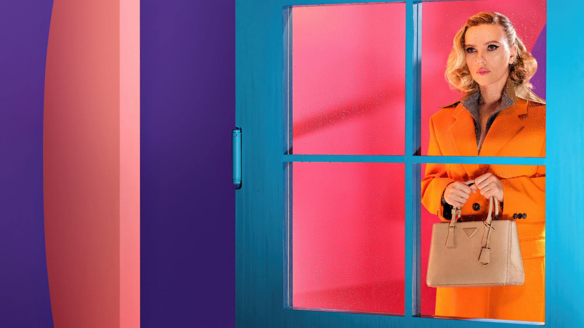 Актриса Скарлетт Йоханссон стоит у двери