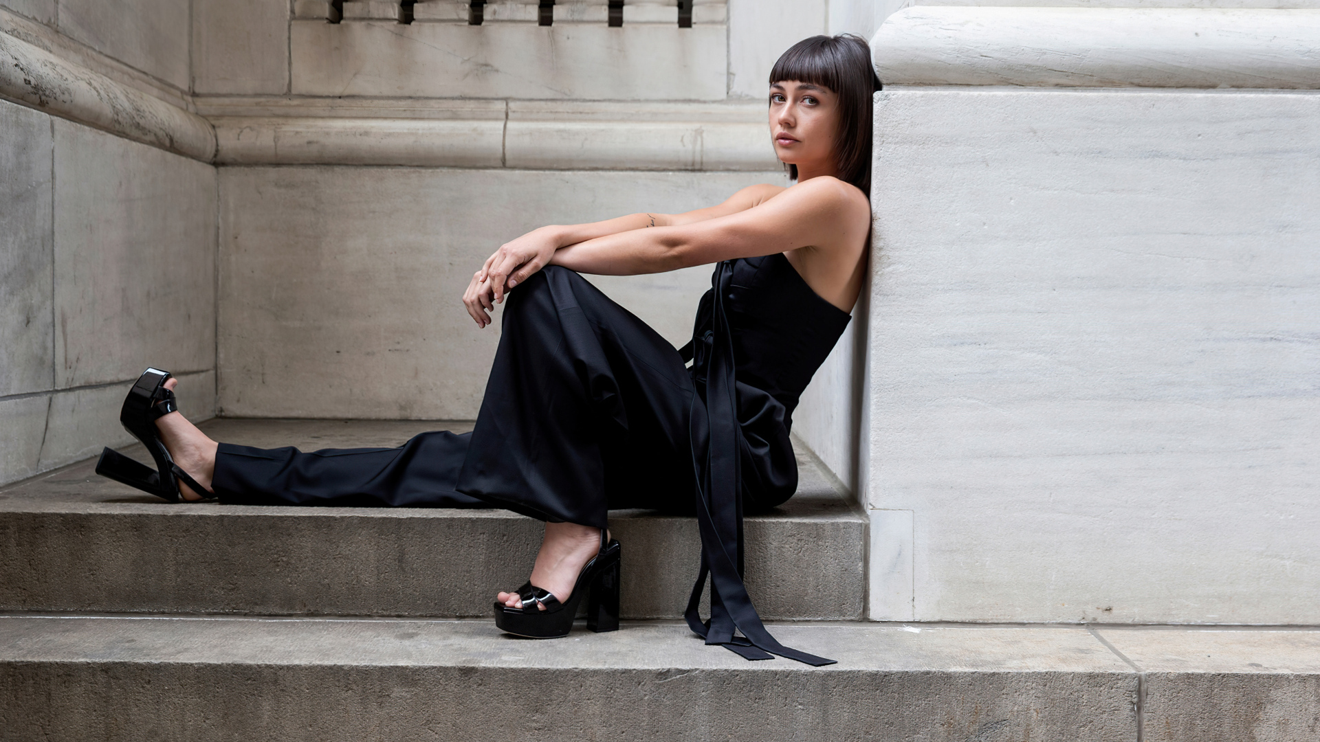 Актриса Сидни Чэндлер сидит на ступеньках